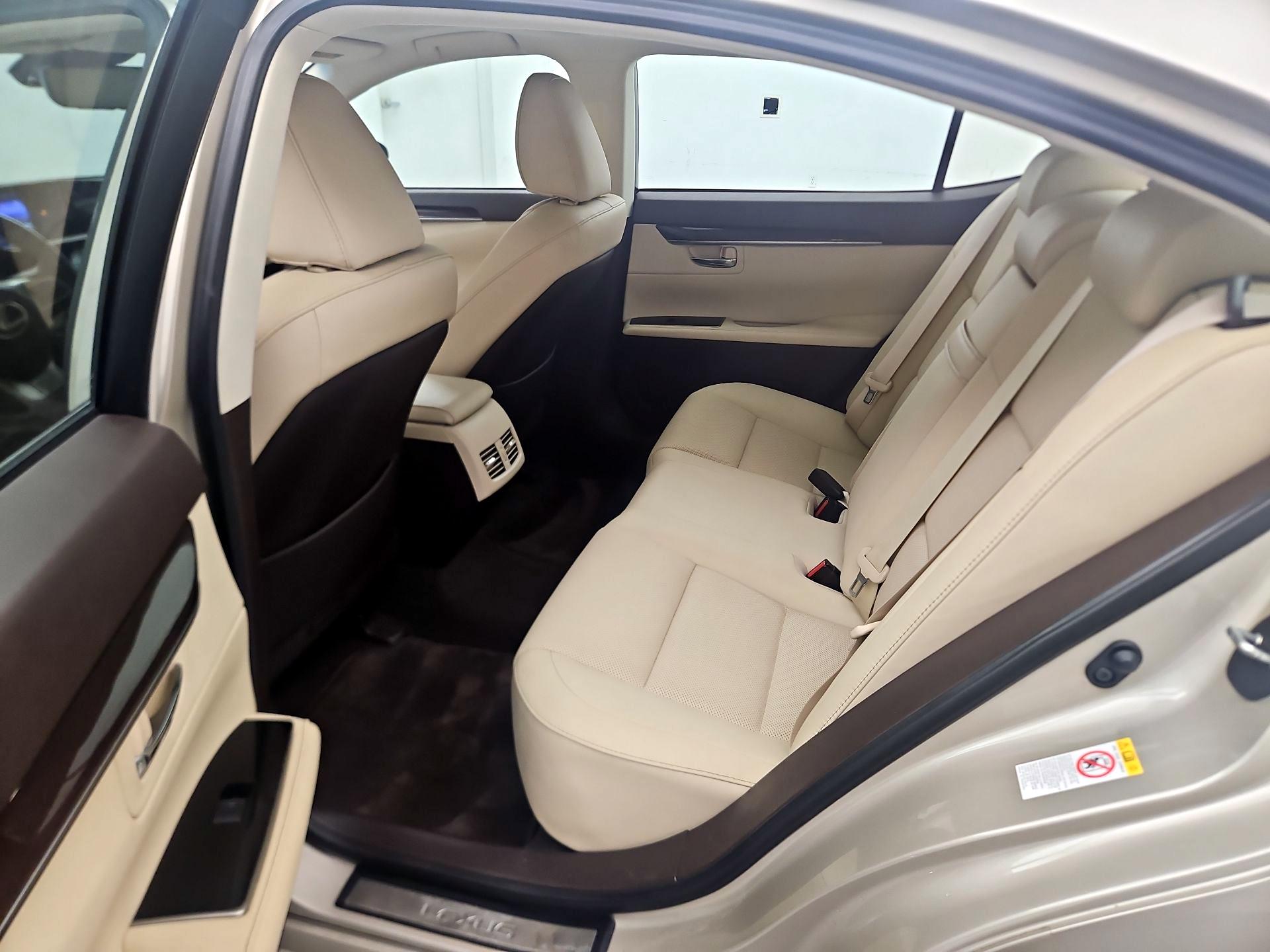 Thumbnail: 2018 Lexus ES - 16