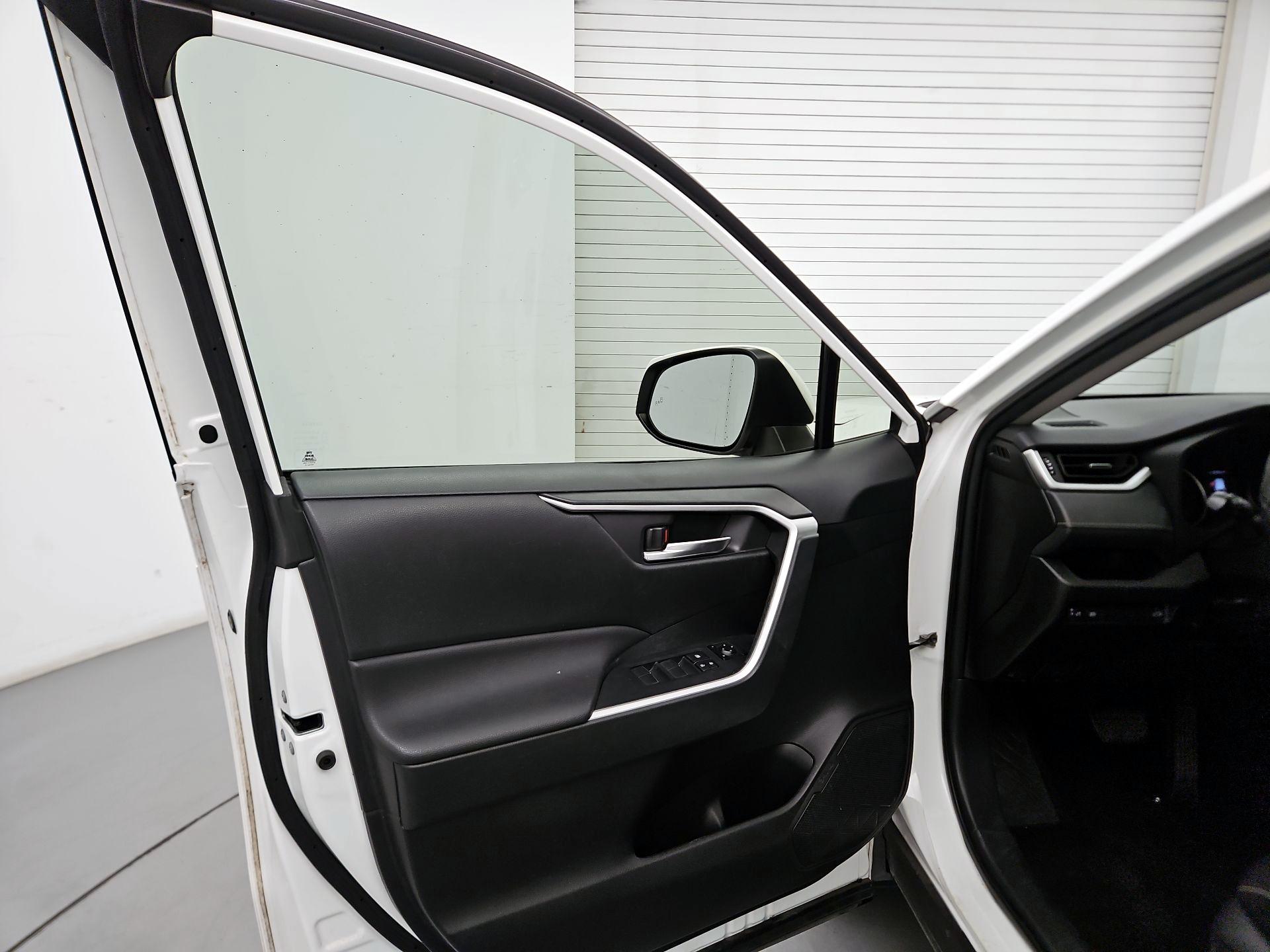 Thumbnail: 2019 Toyota RAV4 - 12