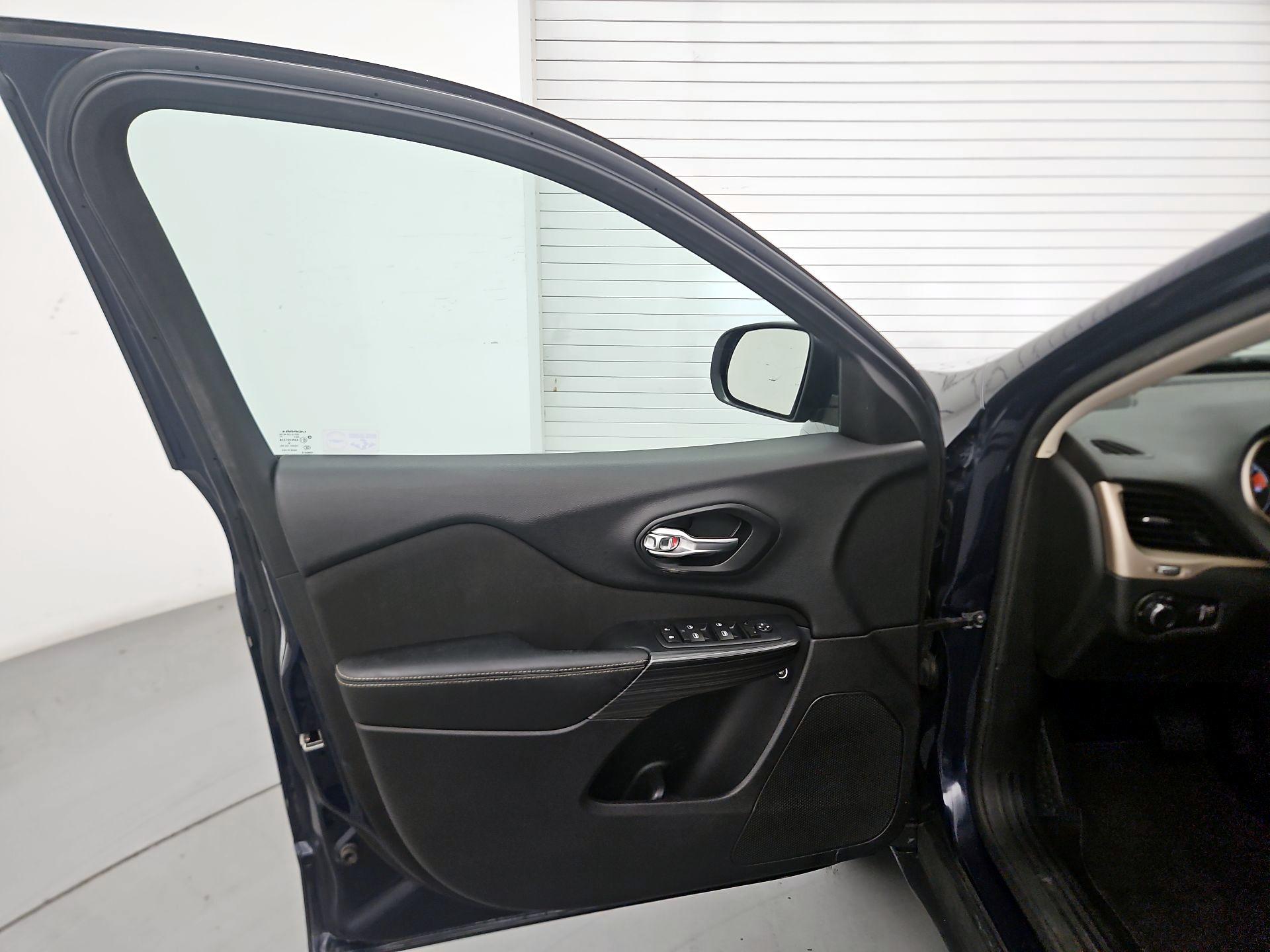 Thumbnail: 2016 Jeep Cherokee - 12