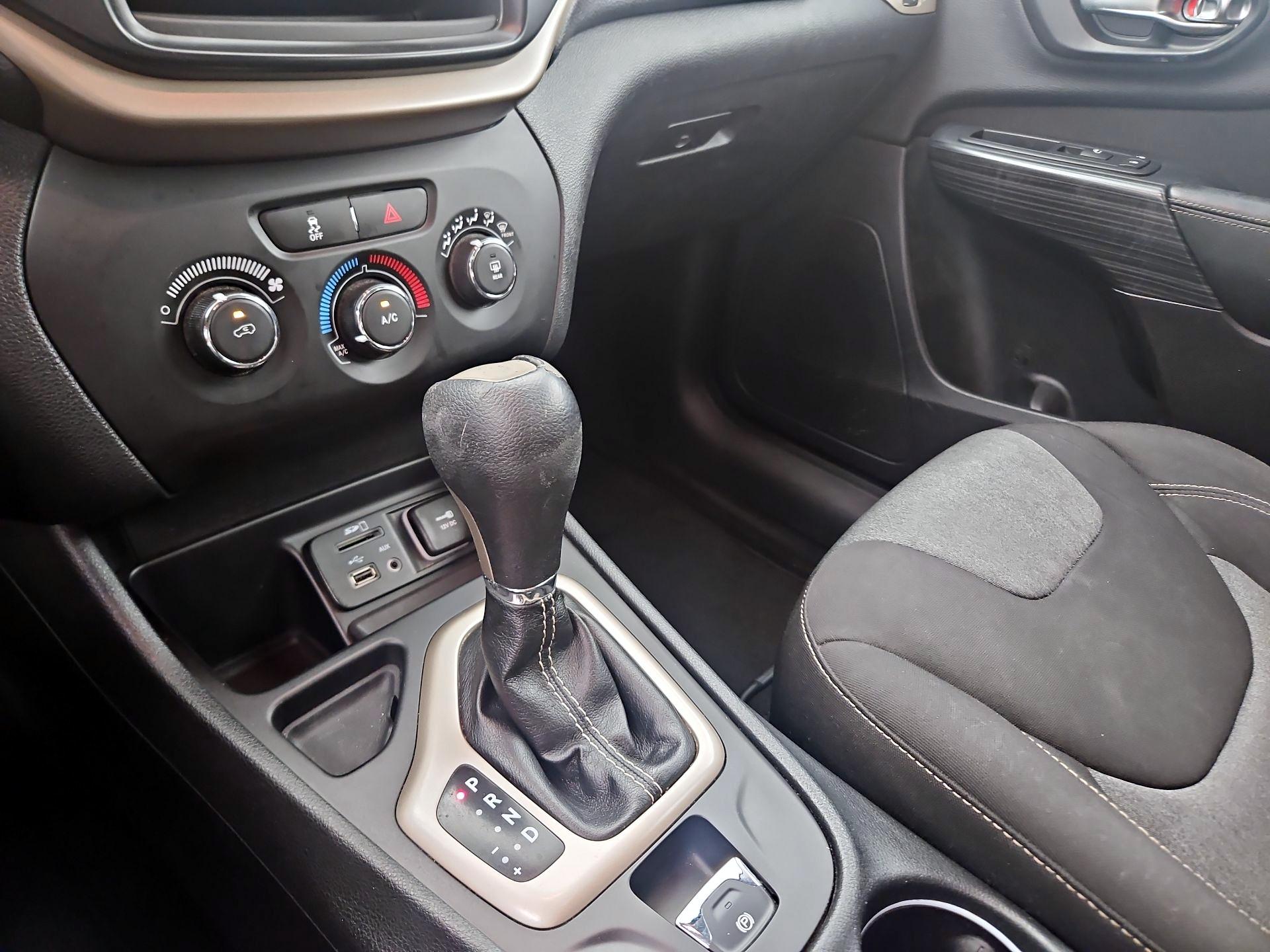 Thumbnail: 2016 Jeep Cherokee - 15