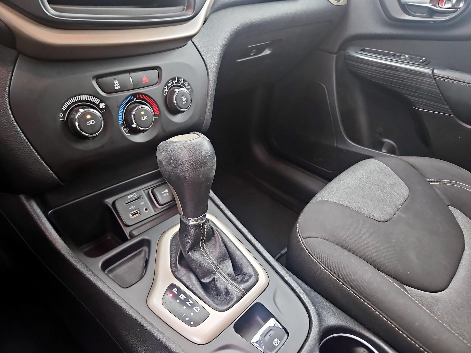 2016 Jeep Cherokee Sport - Photo 16