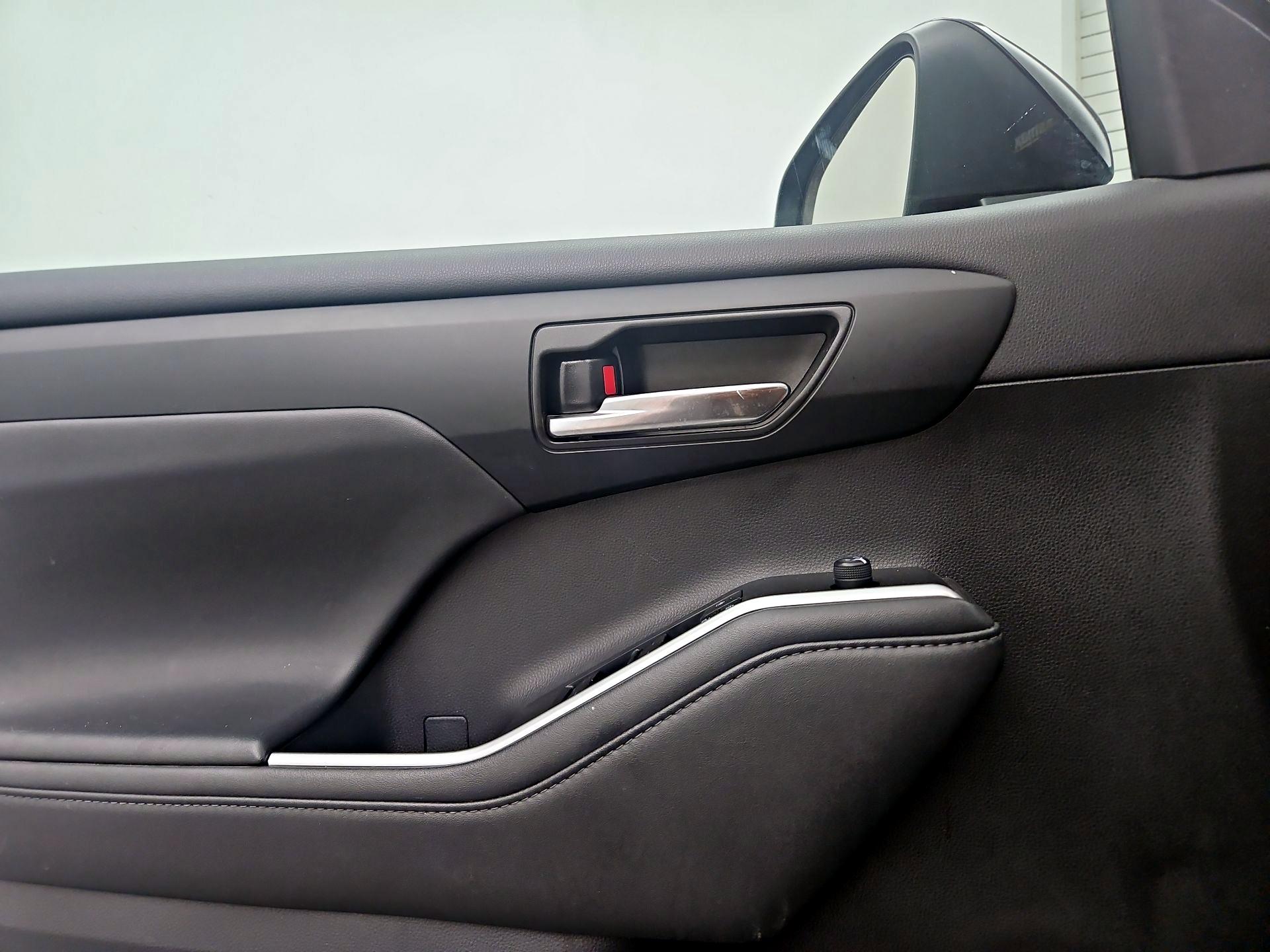 Thumbnail: 2022 Toyota Highlander - 12