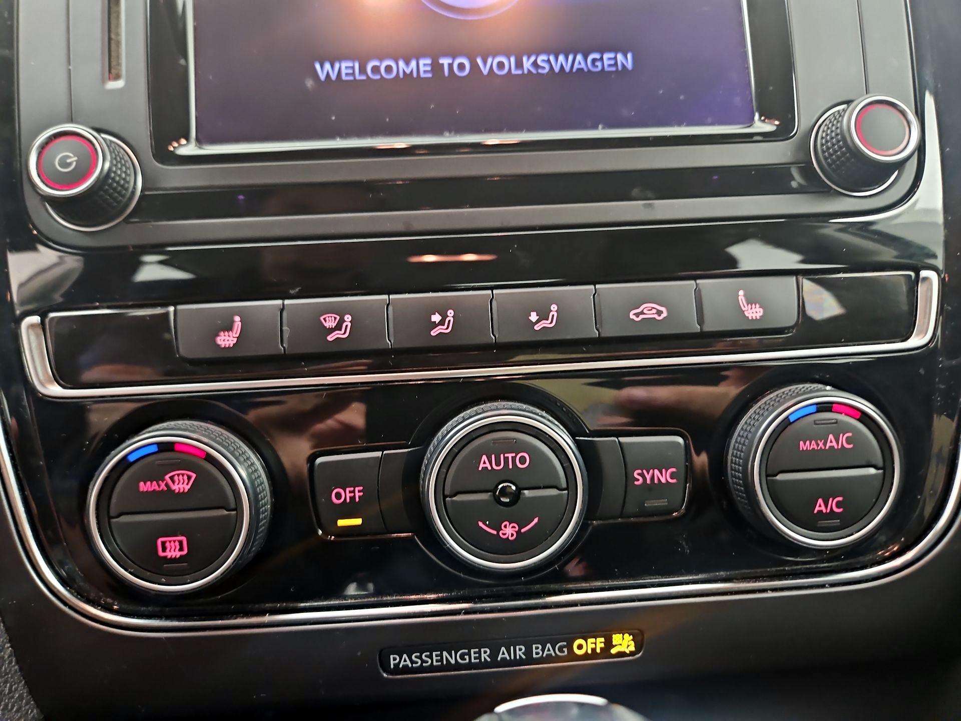 Thumbnail: 2018 Volkswagen Passat - 16