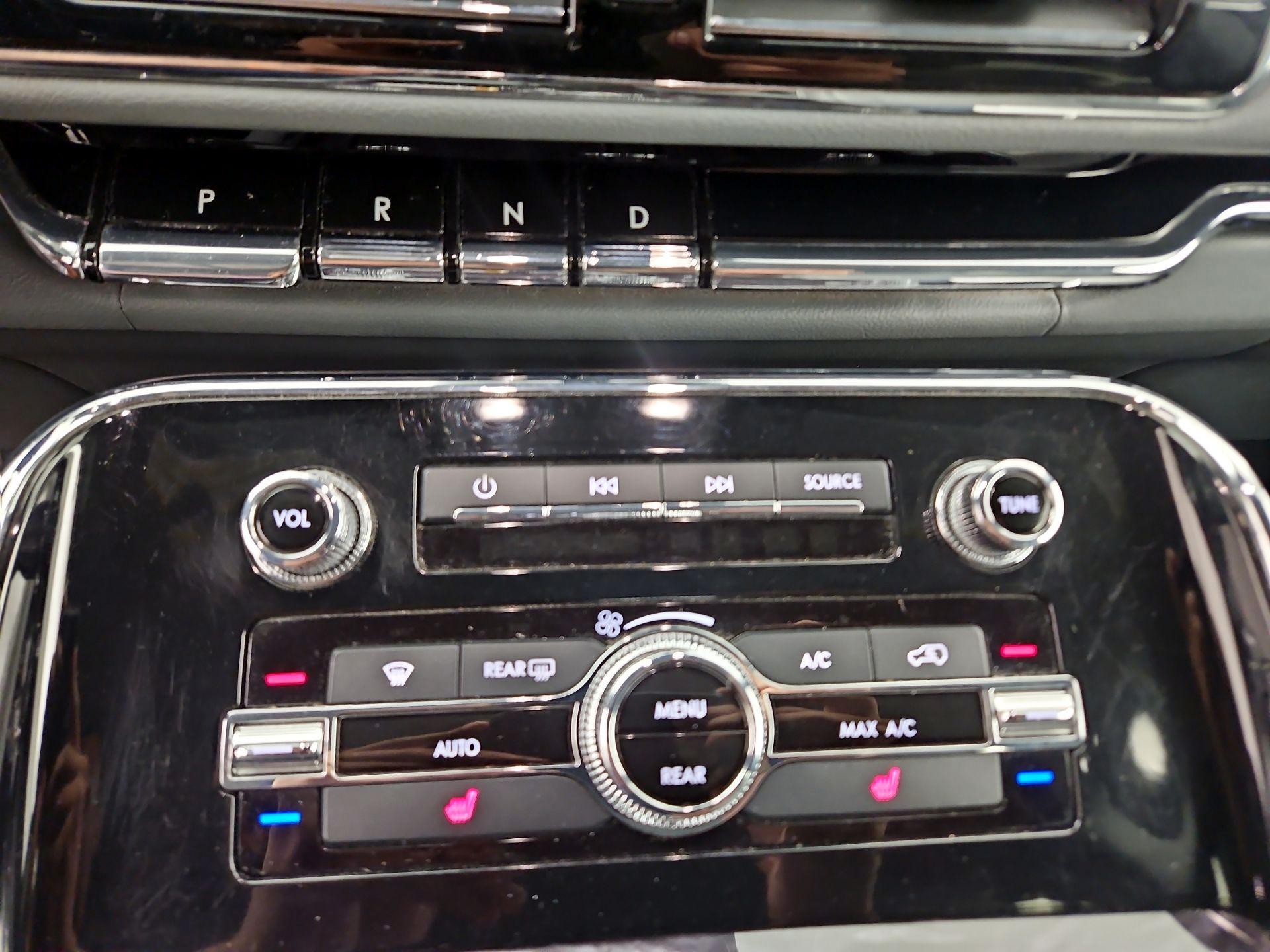 Thumbnail: 2019 Lincoln Navigator L - 16