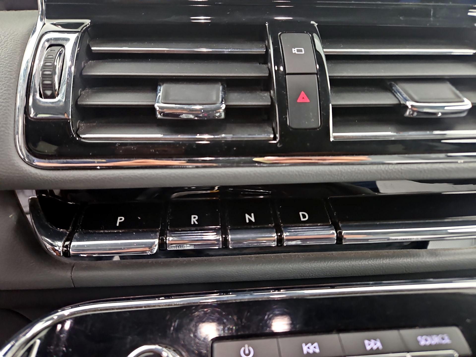 Thumbnail: 2019 Lincoln Navigator L - 17