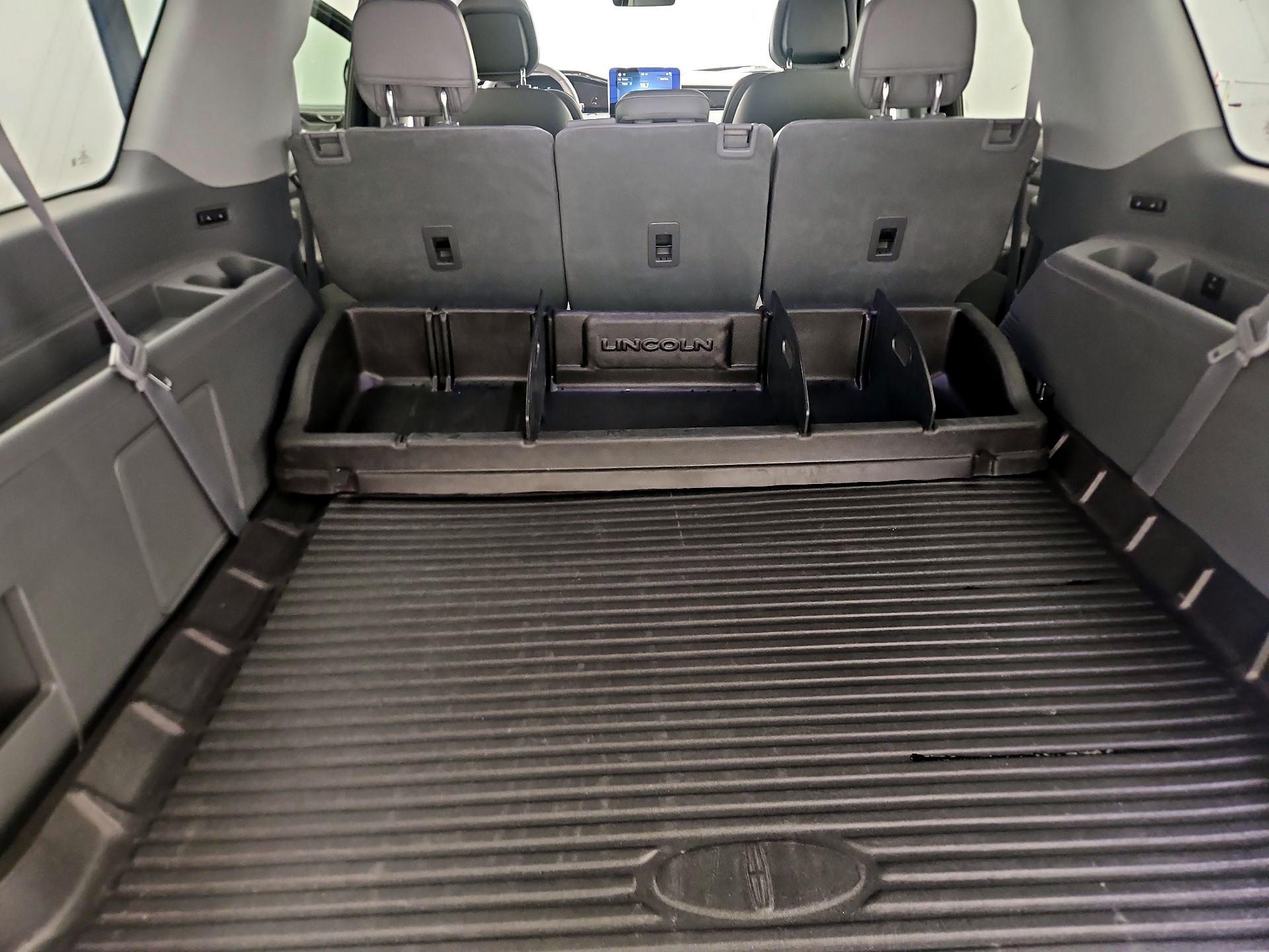 Thumbnail: 2019 Lincoln Navigator L - 19