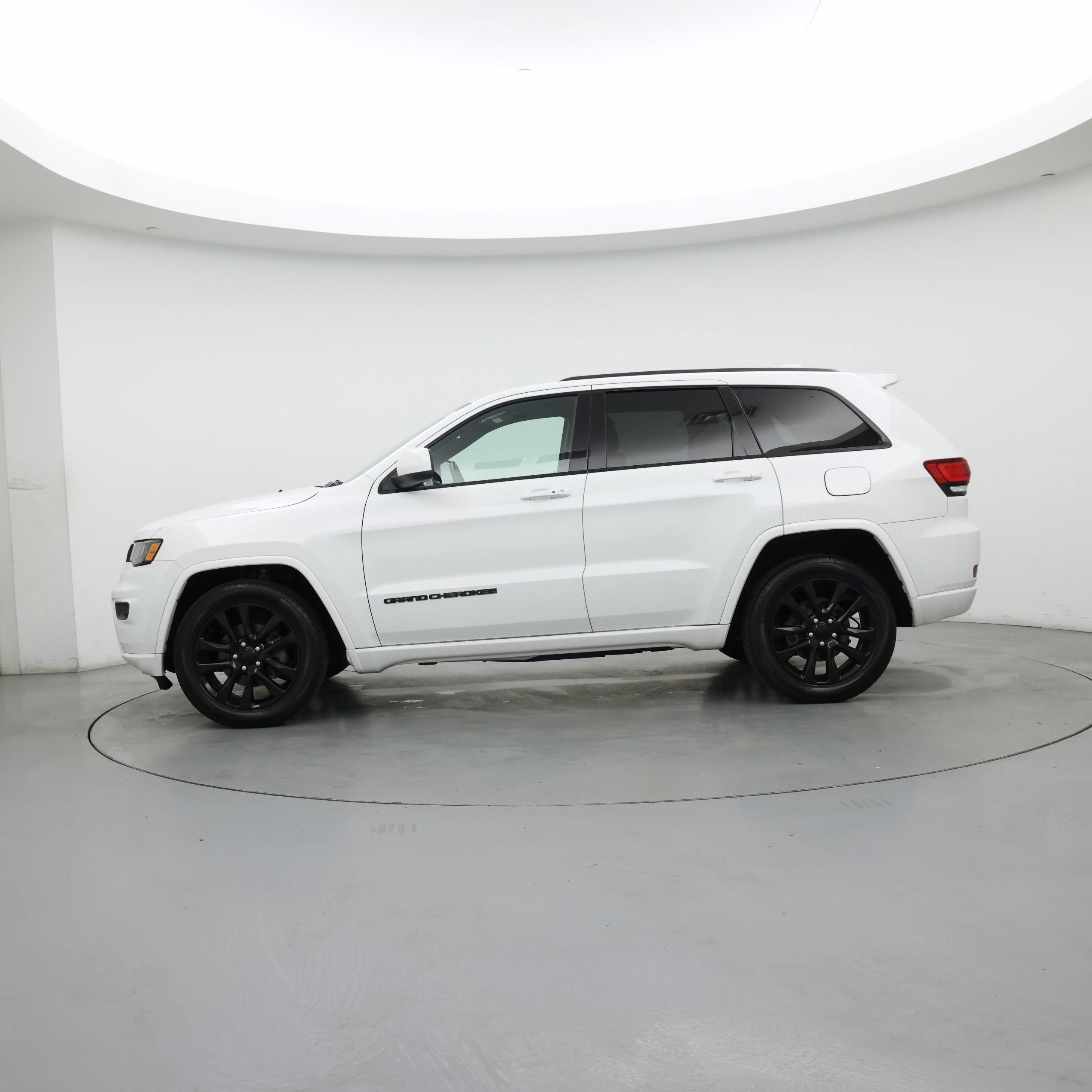 Thumbnail: 2017 Jeep Grand Cherokee - 3