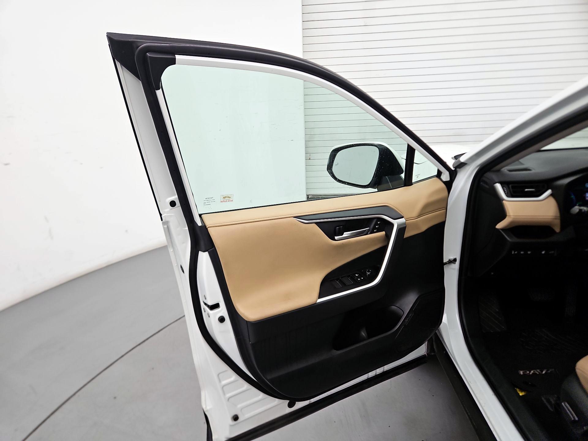 Thumbnail: 2019 Toyota RAV4 - 12