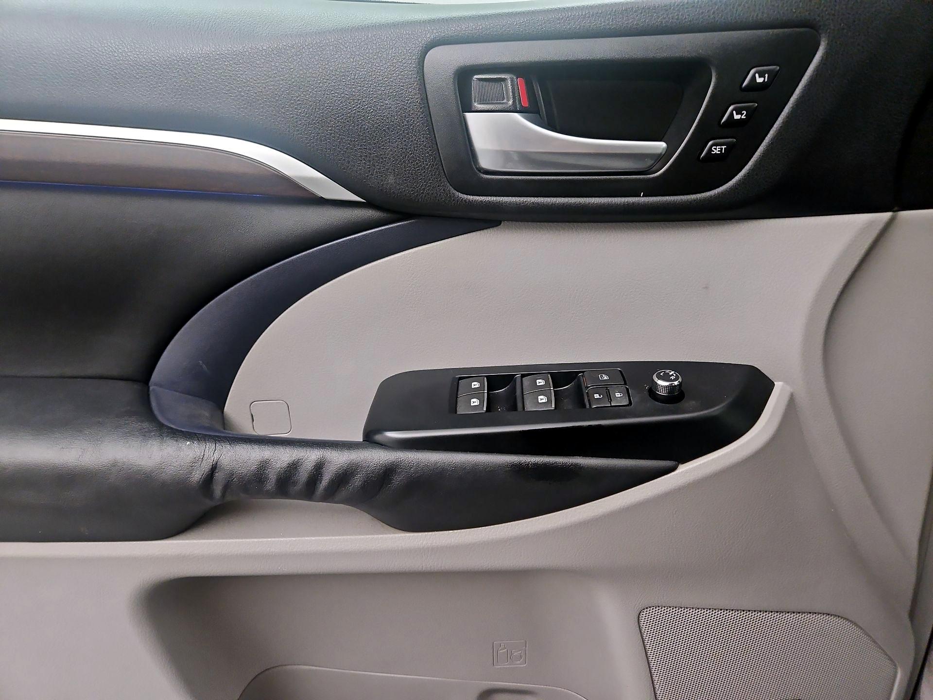 Thumbnail: 2015 Toyota Highlander - 12