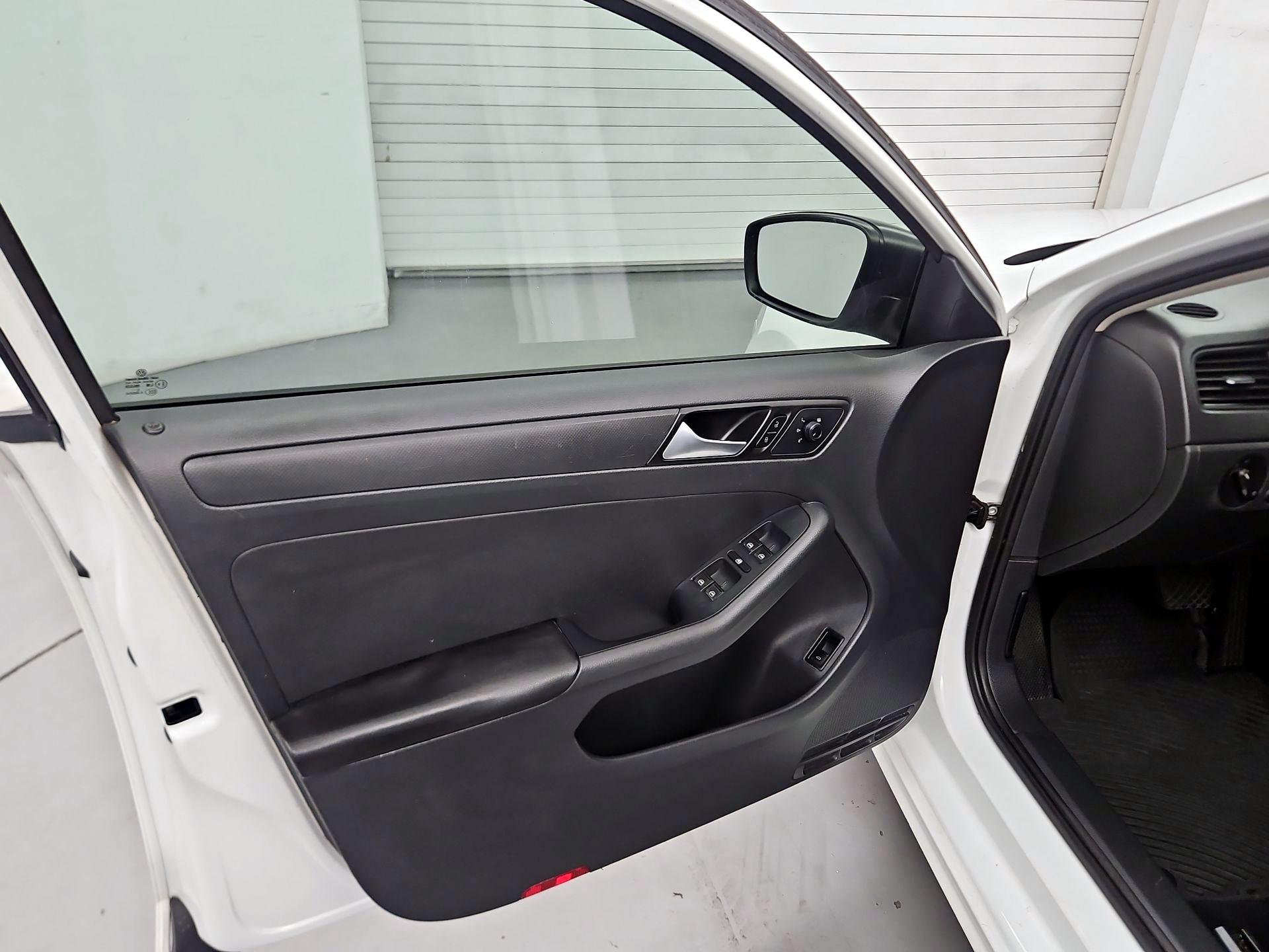 Thumbnail: 2015 Volkswagen Jetta - 12