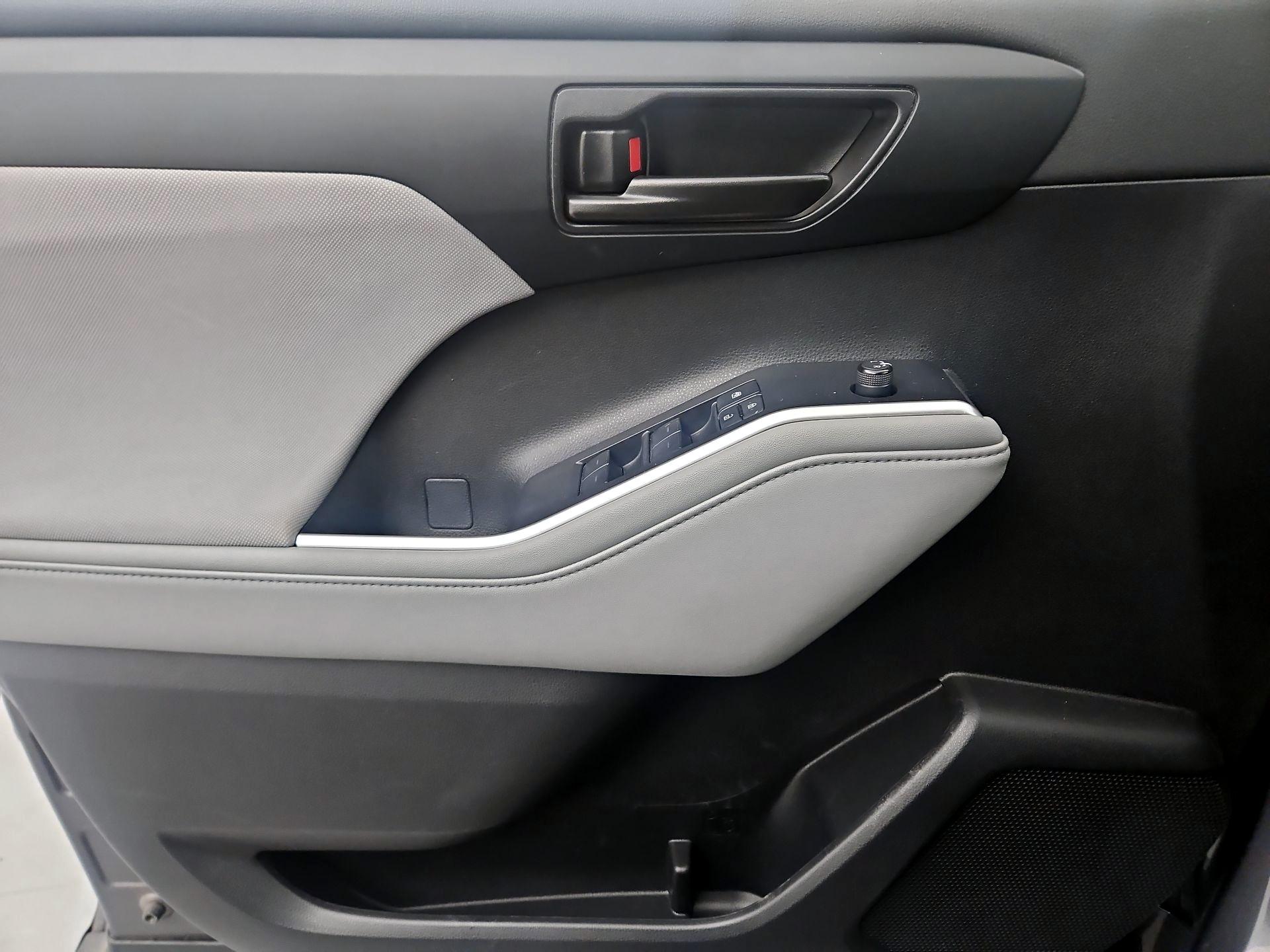 Thumbnail: 2023 Toyota Highlander - 12