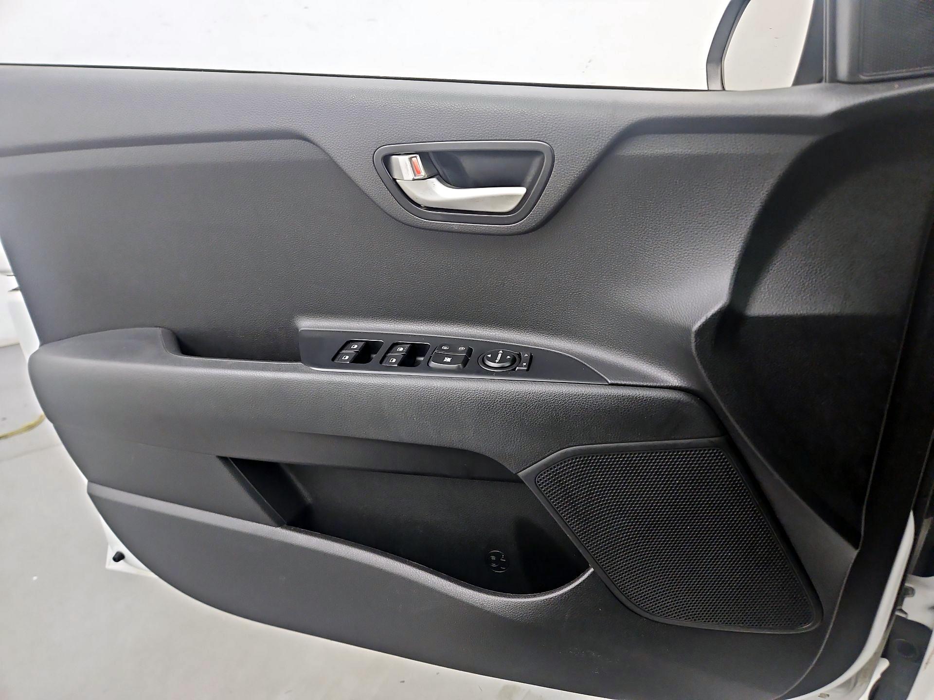 Thumbnail: 2020 Kia Rio - 12