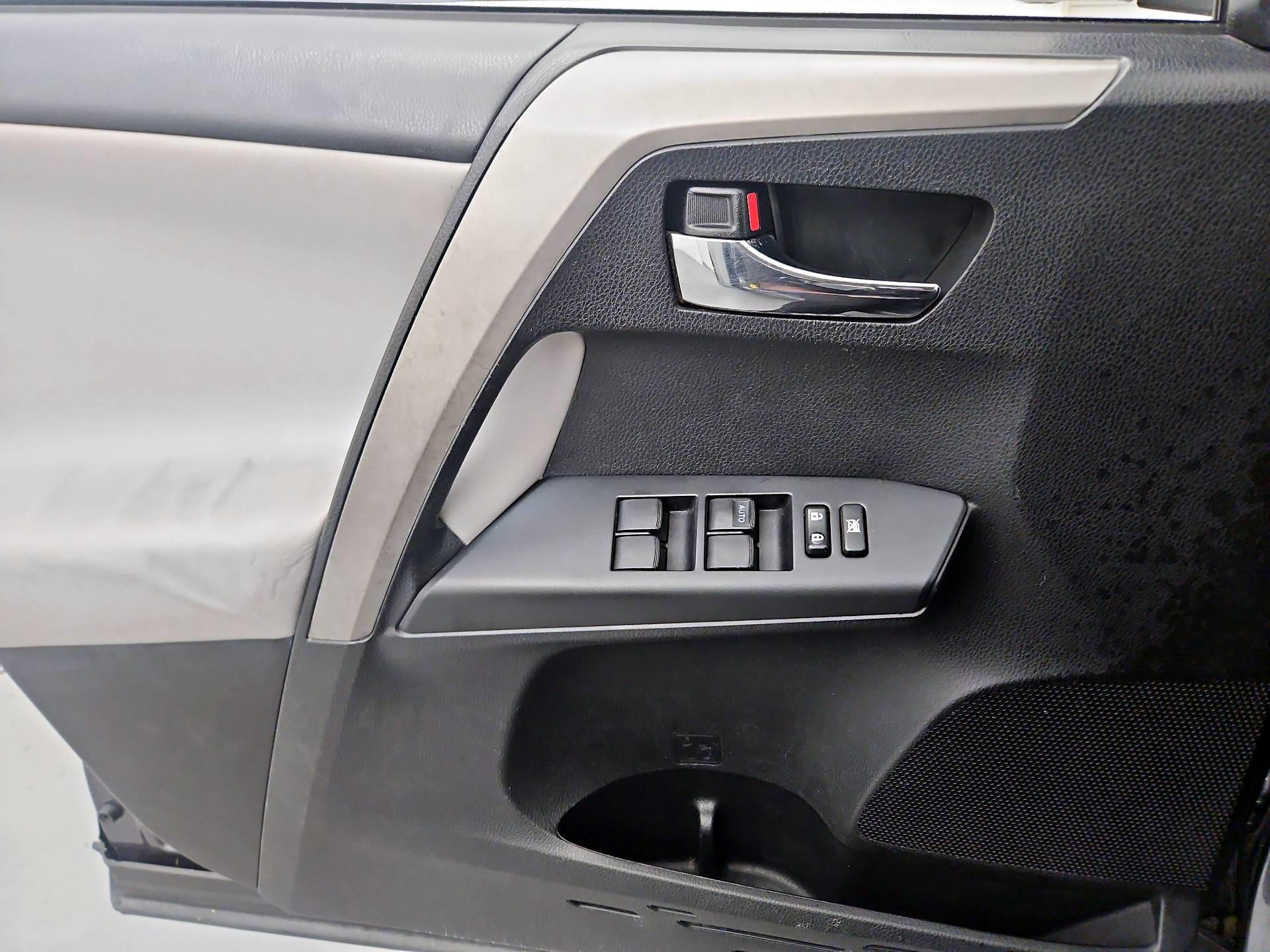 Thumbnail: 2016 Toyota RAV4 - 12