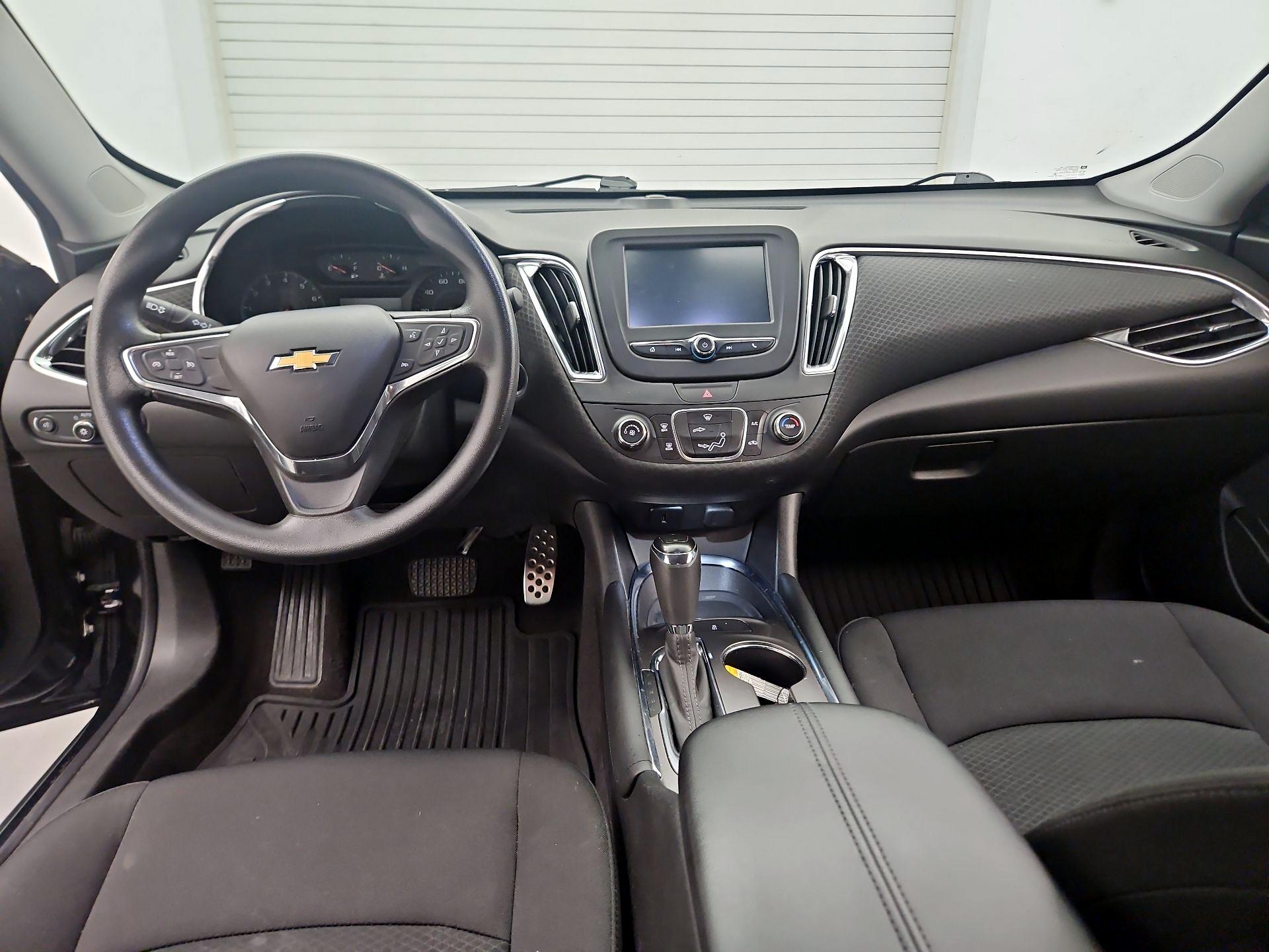 Thumbnail: 2017 Chevrolet Malibu - 9