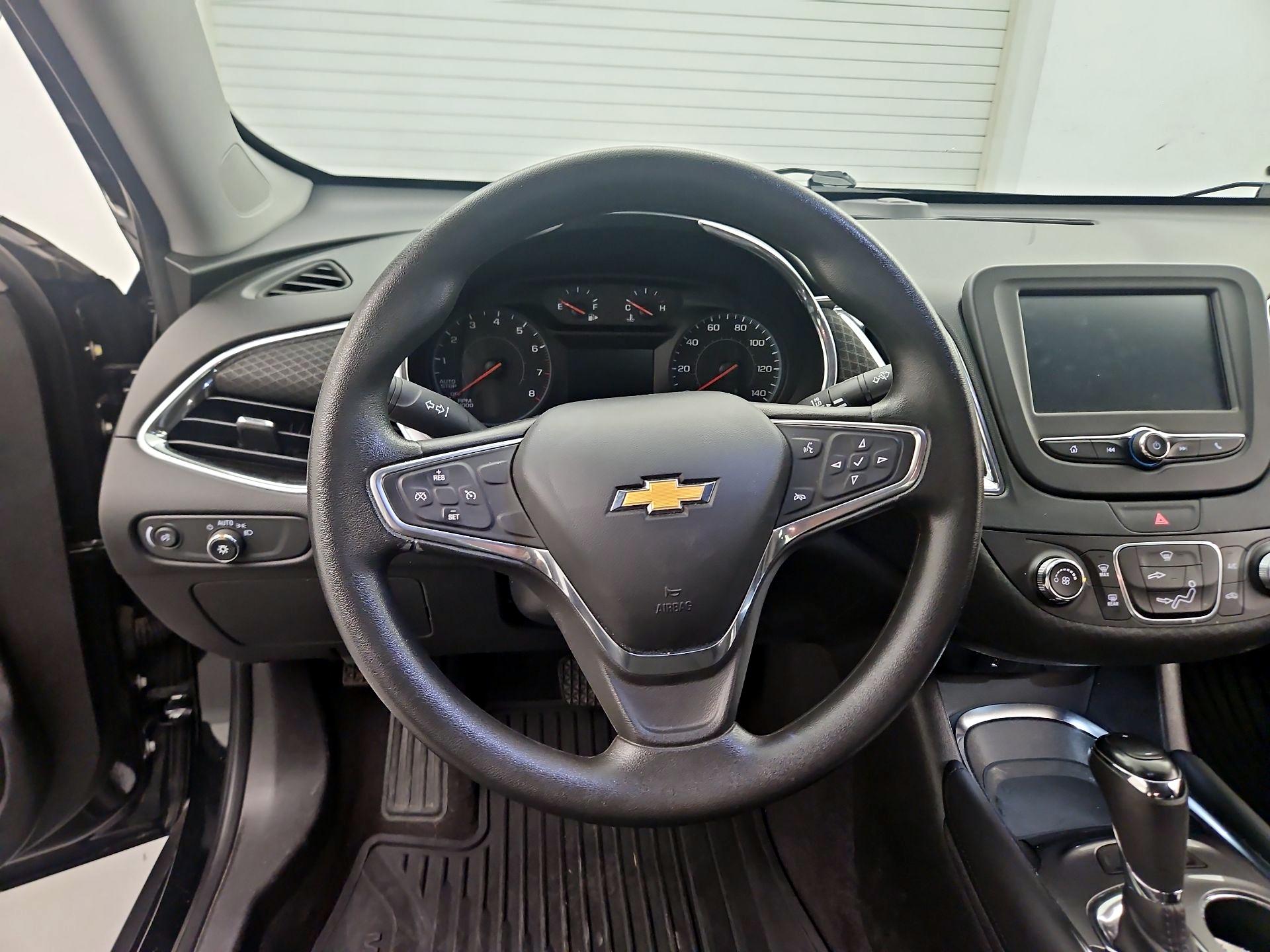 Thumbnail: 2017 Chevrolet Malibu - 10