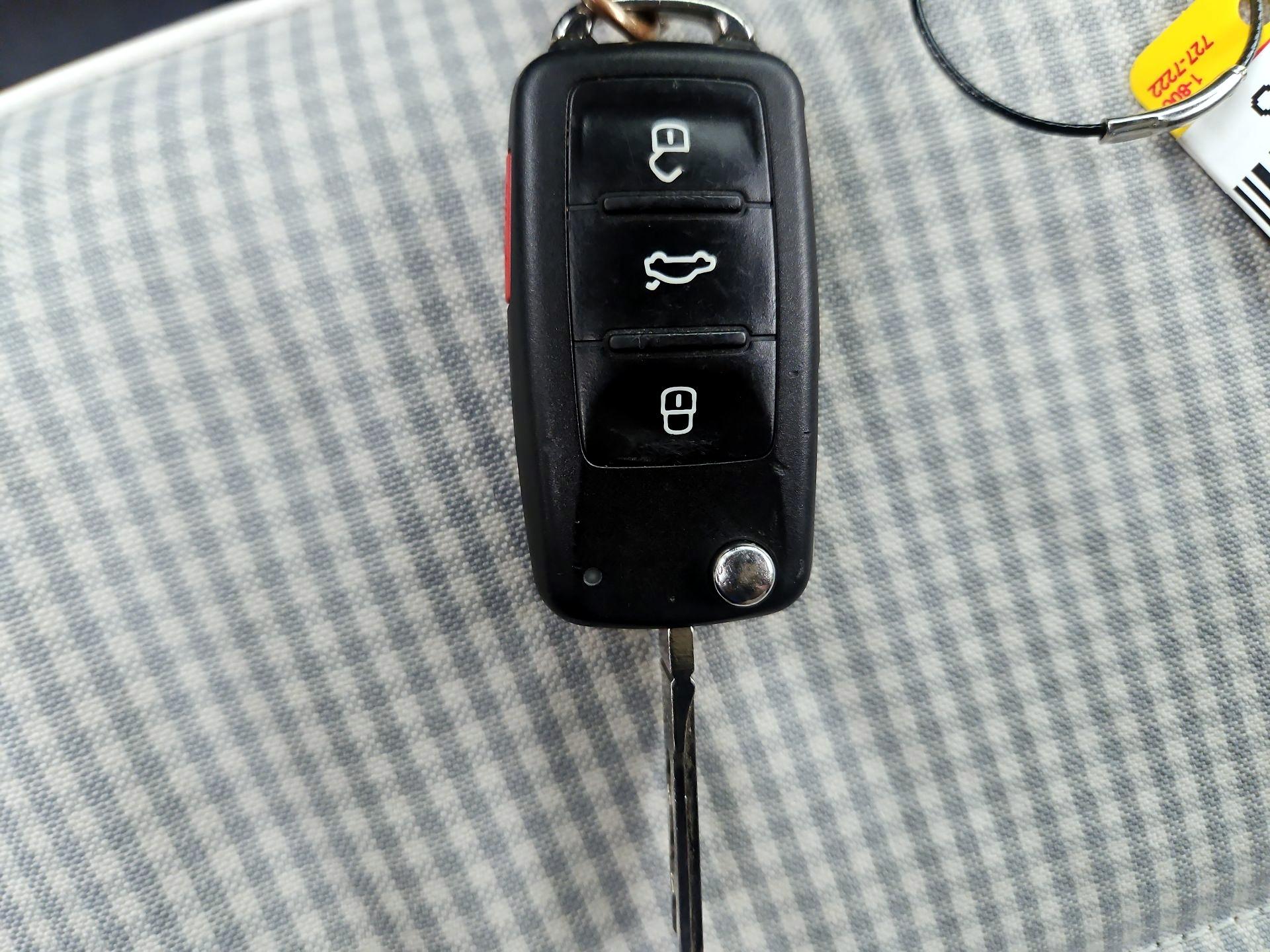 Thumbnail: 2016 Volkswagen Beetle - 19