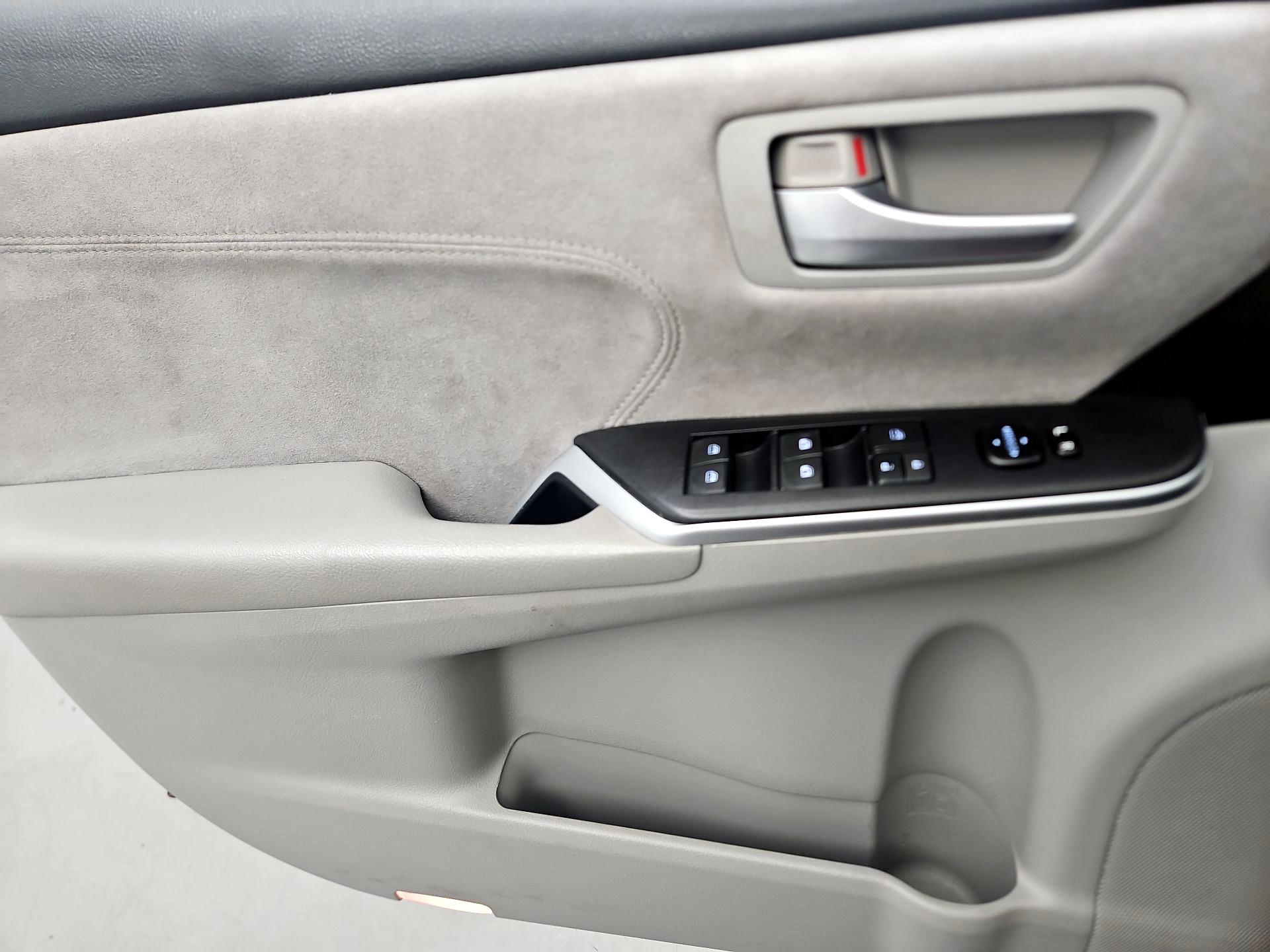 Thumbnail: 2015 Toyota Camry - 12