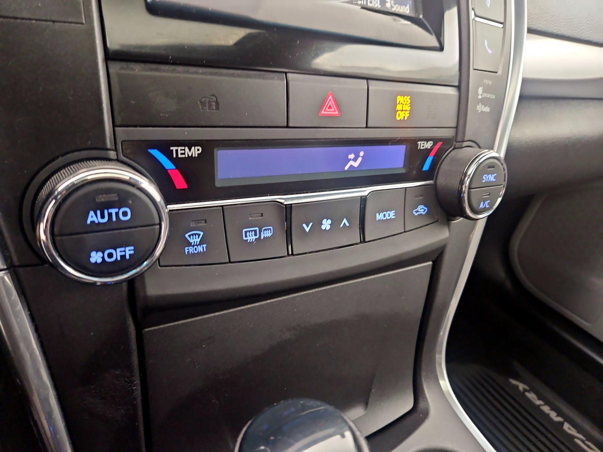 Thumbnail: 2015 Toyota Camry - 16
