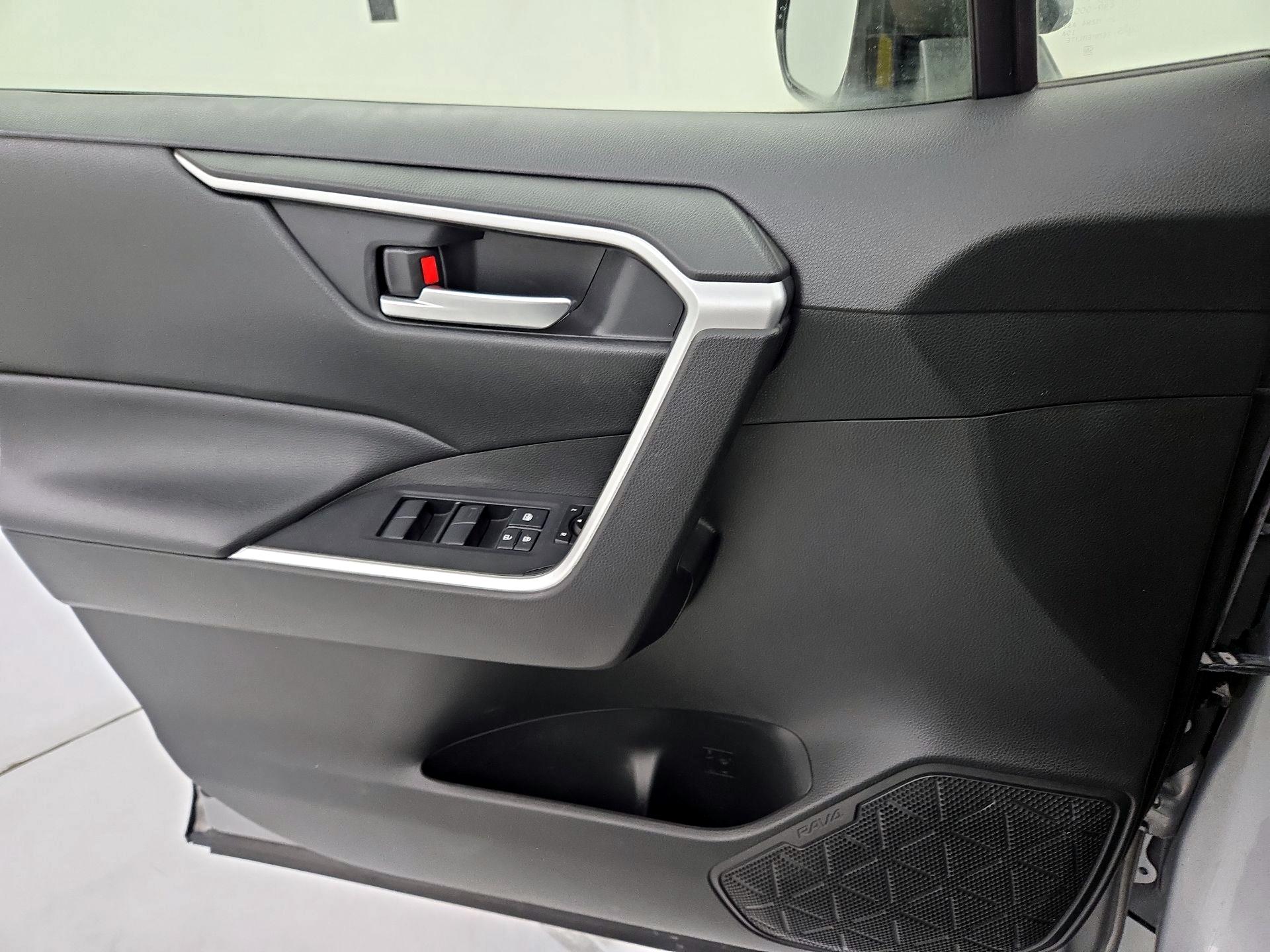 Thumbnail: 2020 Toyota RAV4 - 12