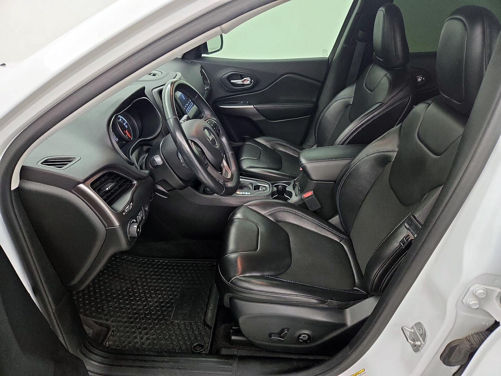 Thumbnail: 2019 Jeep Cherokee - 11