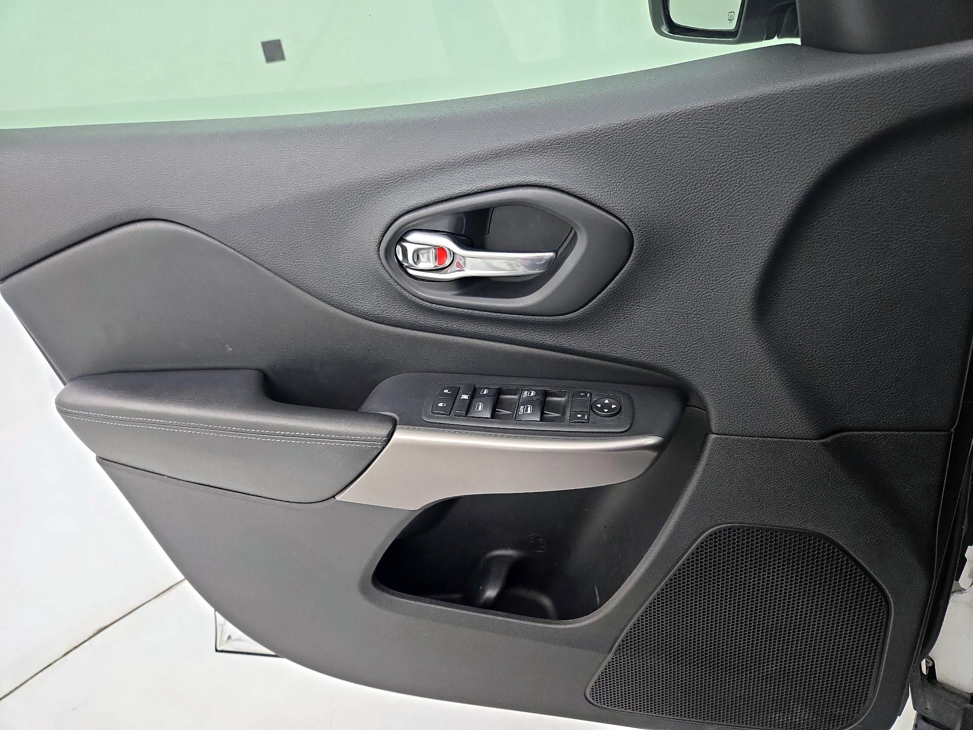 Thumbnail: 2019 Jeep Cherokee - 12