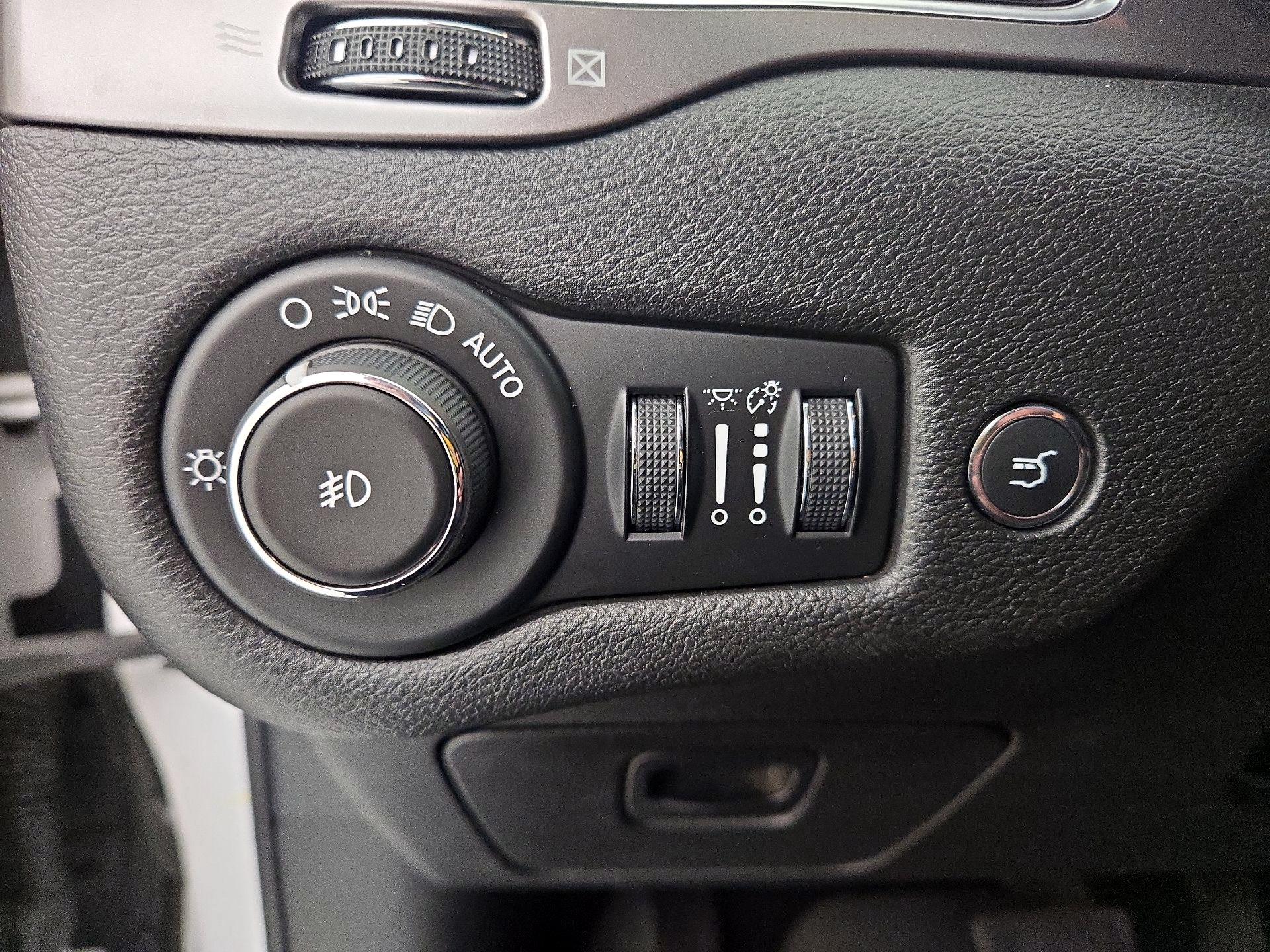 Thumbnail: 2019 Jeep Cherokee - 13