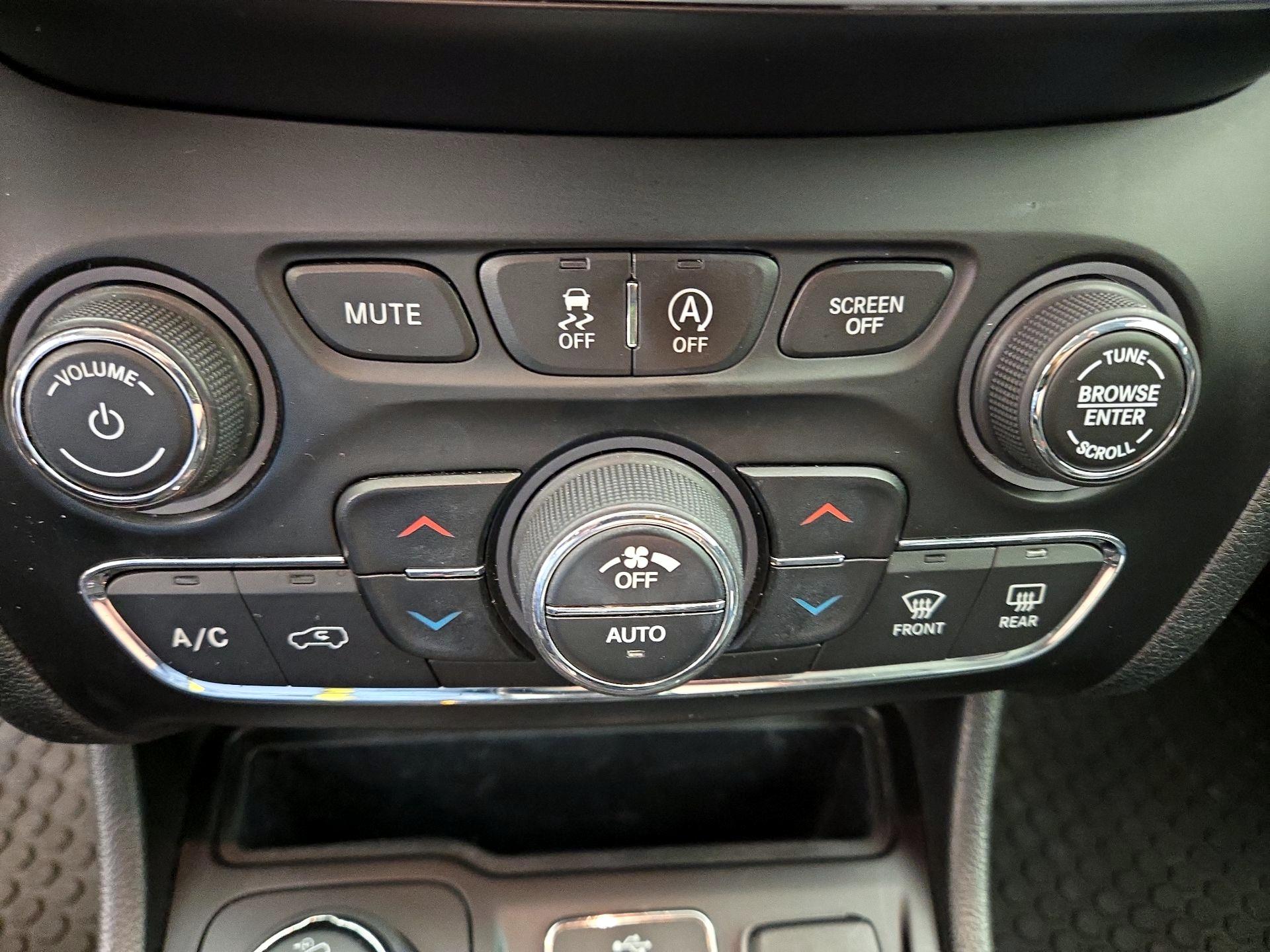 Thumbnail: 2019 Jeep Cherokee - 16