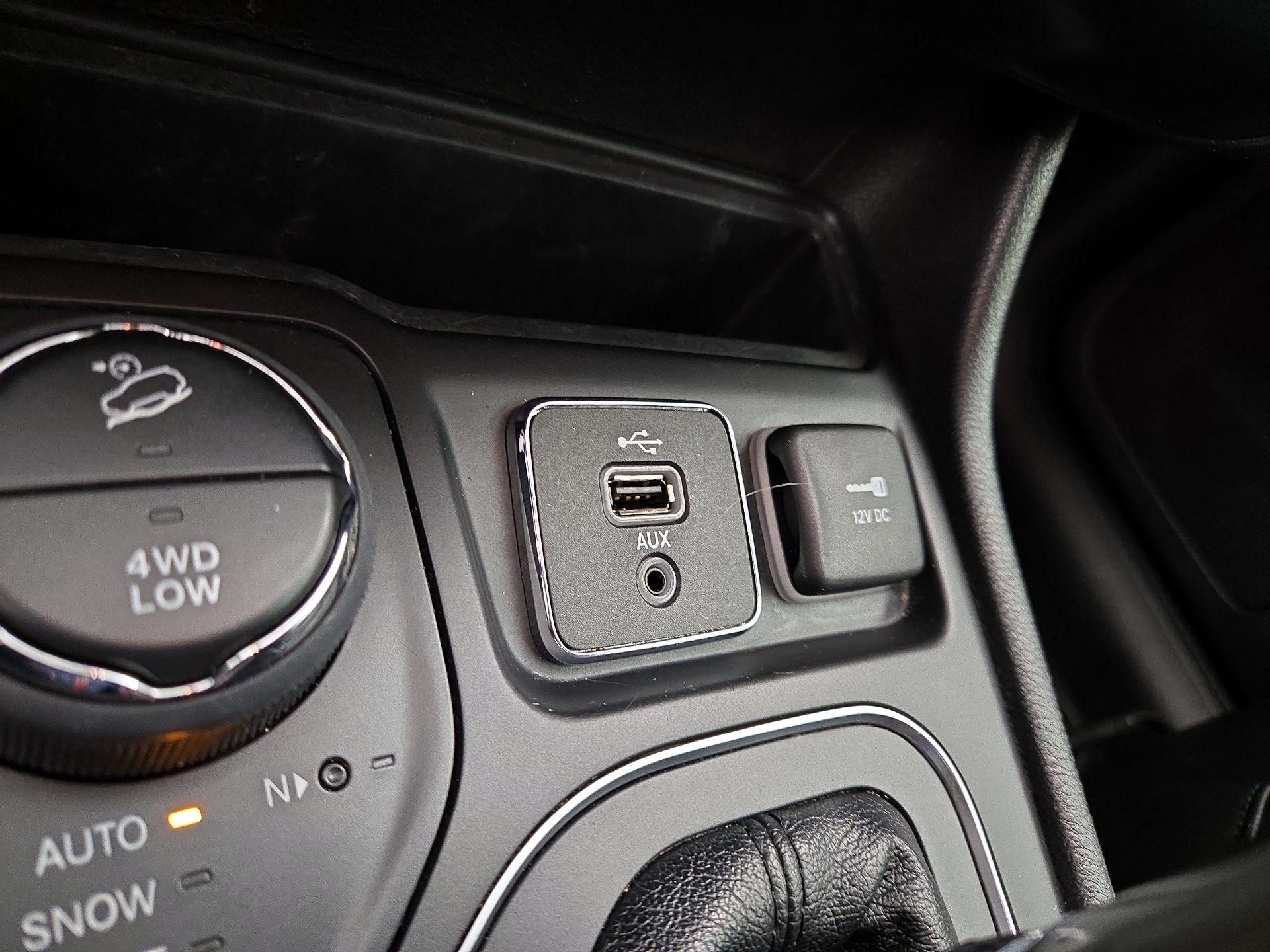 Thumbnail: 2019 Jeep Cherokee - 18