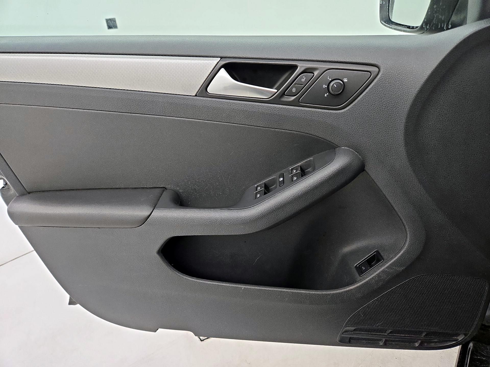 Thumbnail: 2017 Volkswagen Jetta - 12