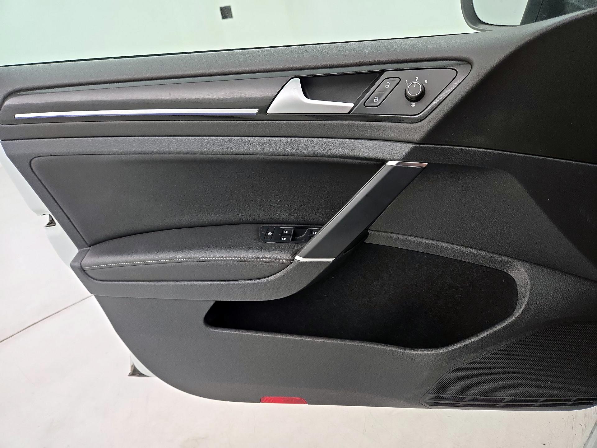 Thumbnail: 2017 Volkswagen Golf - 12