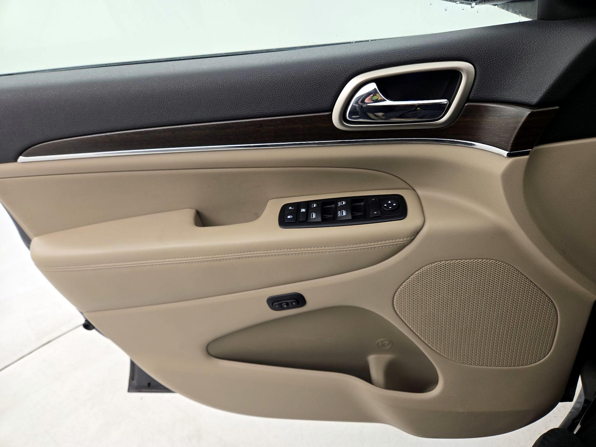 Thumbnail: 2015 Jeep Grand Cherokee - 12