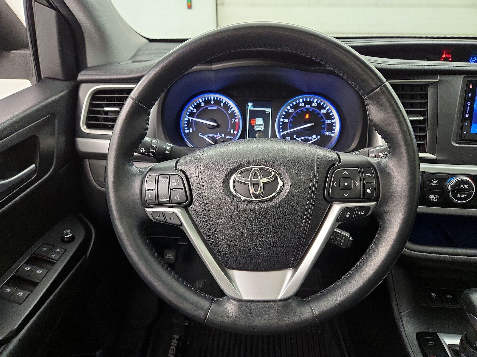 2018 Toyota Highlander SE - Photo 11
