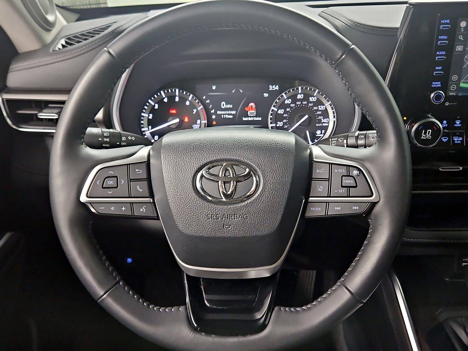 Thumbnail: 2022 Toyota Highlander - 10