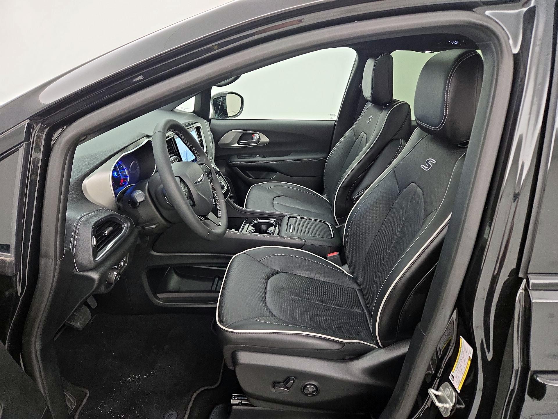 Thumbnail: 2023 Chrysler Pacifica - 11