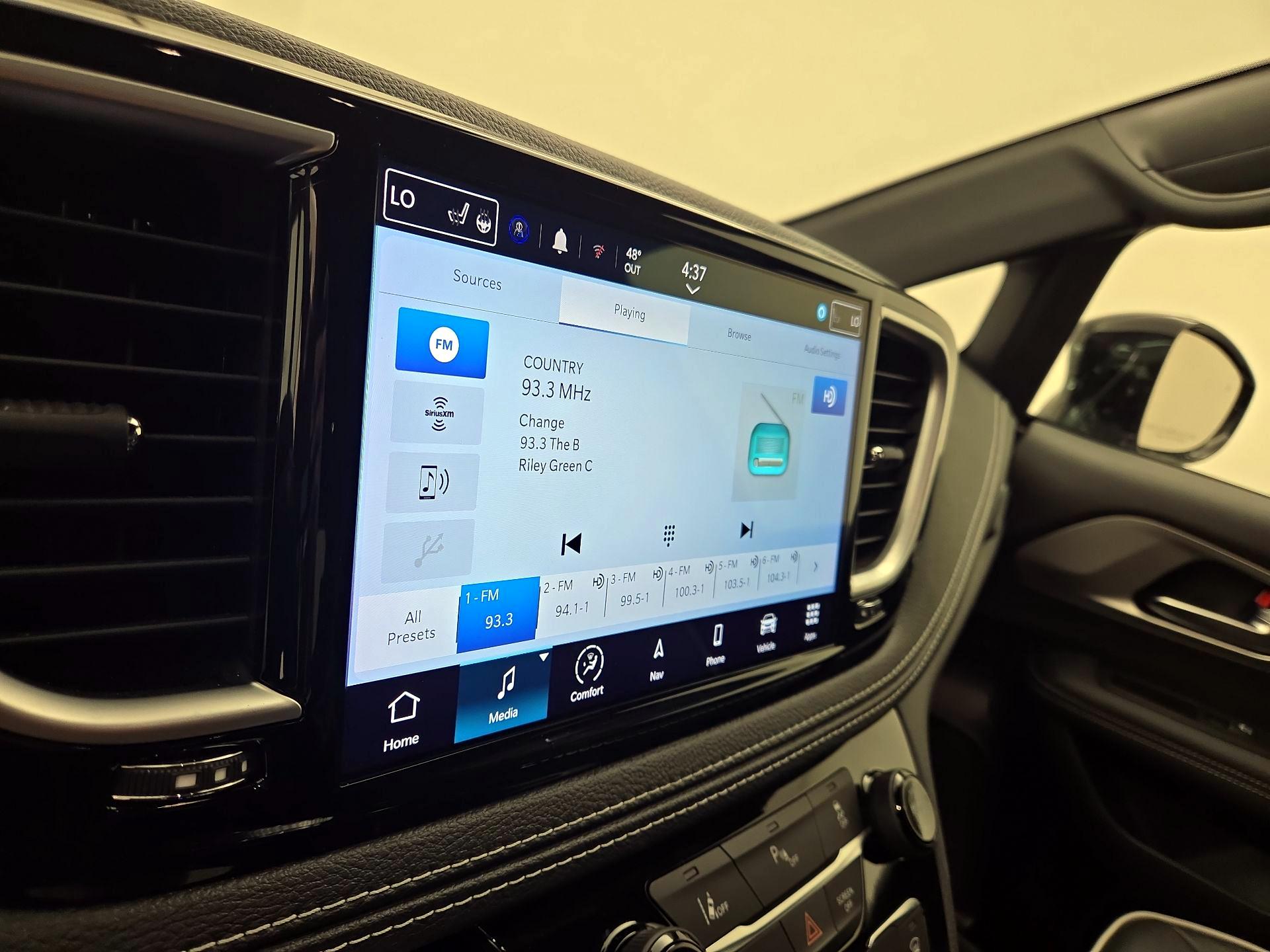 Thumbnail: 2023 Chrysler Pacifica - 16