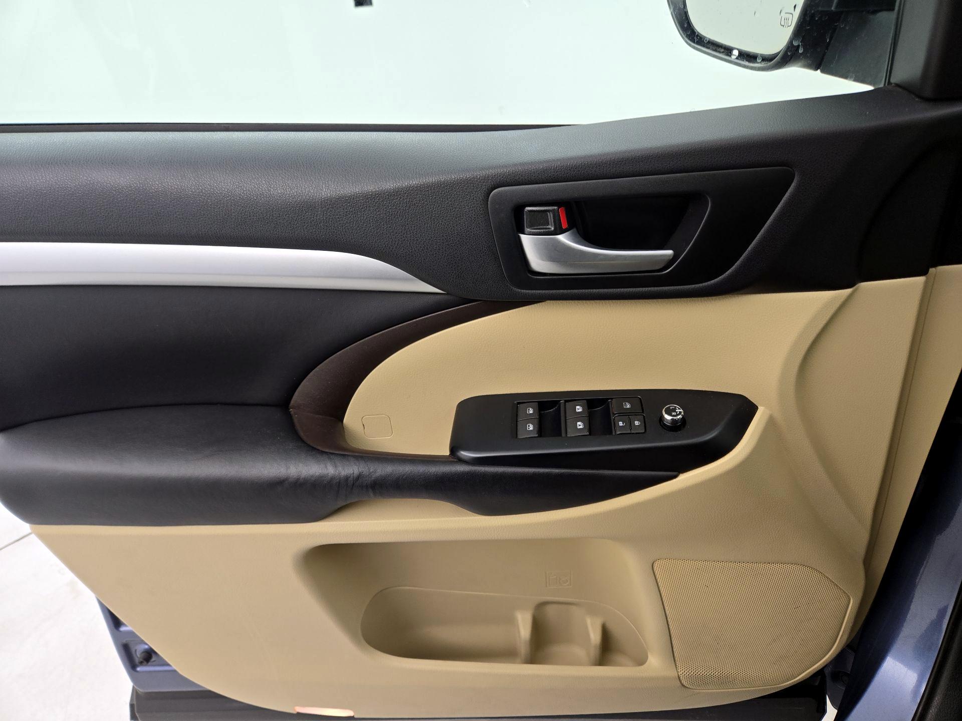 Thumbnail: 2016 Toyota Highlander - 12