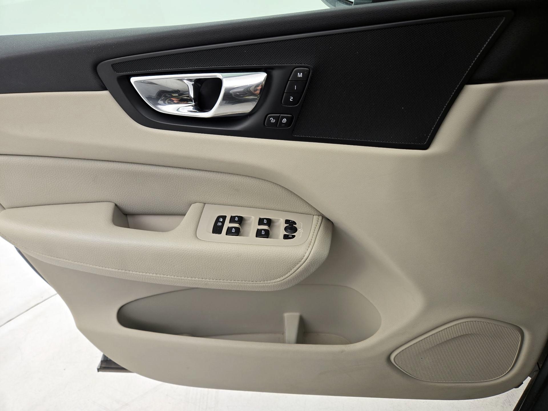 Thumbnail: 2019 Volvo XC60 - 12