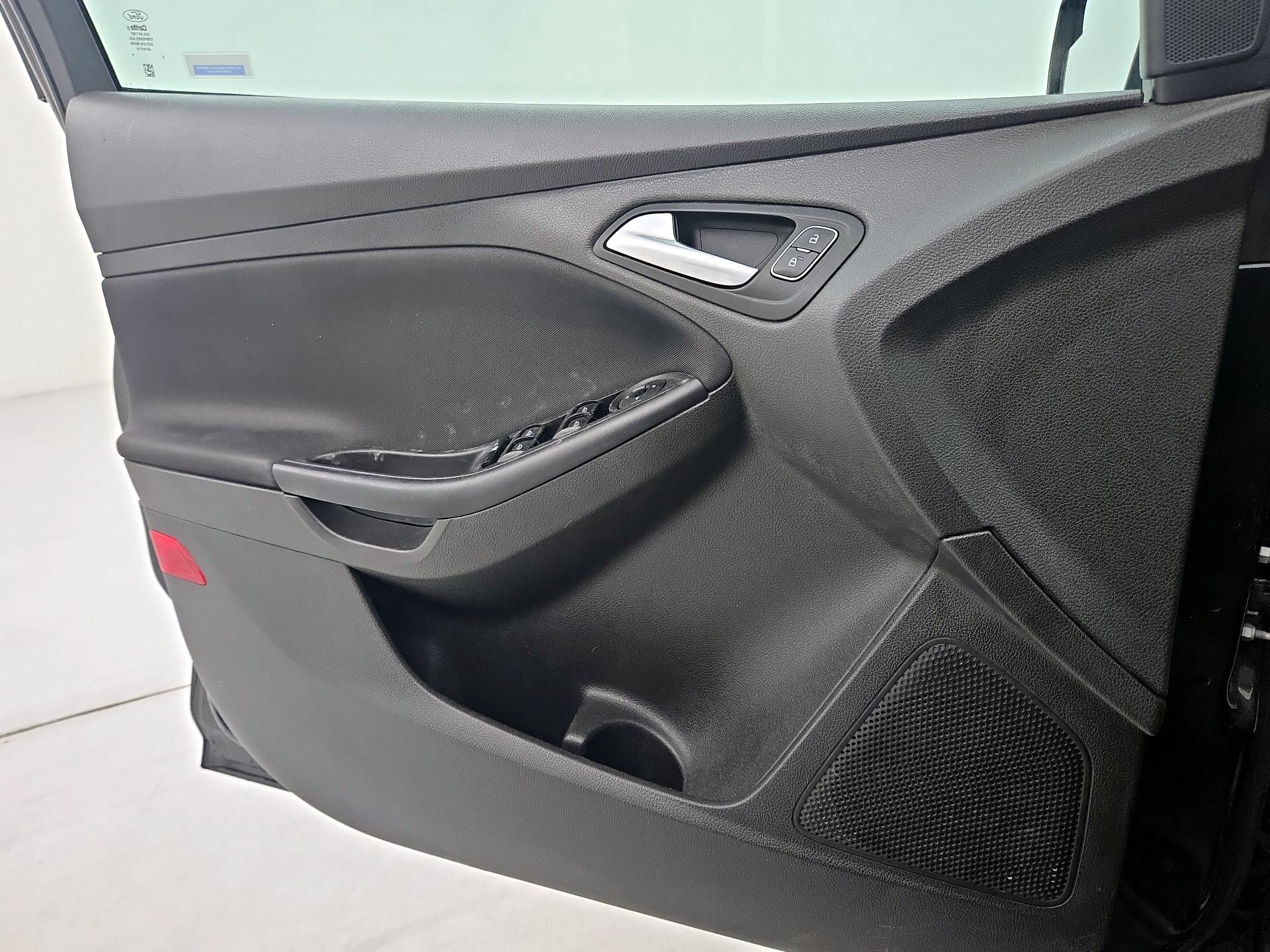 Thumbnail: 2015 Ford Focus - 12