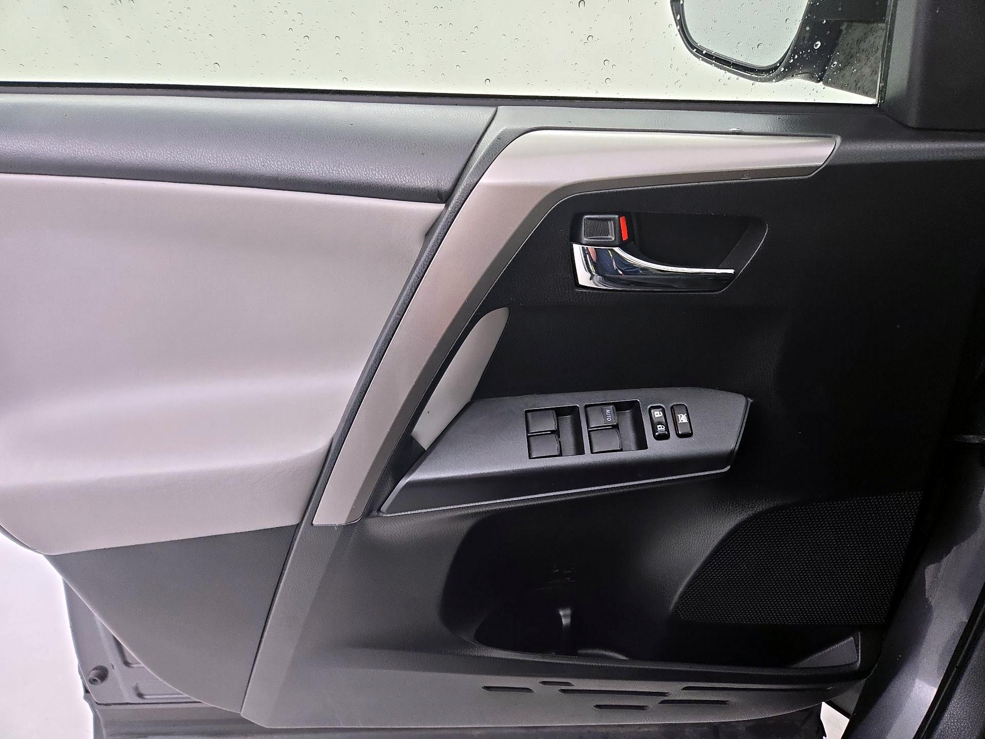 Thumbnail: 2018 Toyota RAV4 - 12