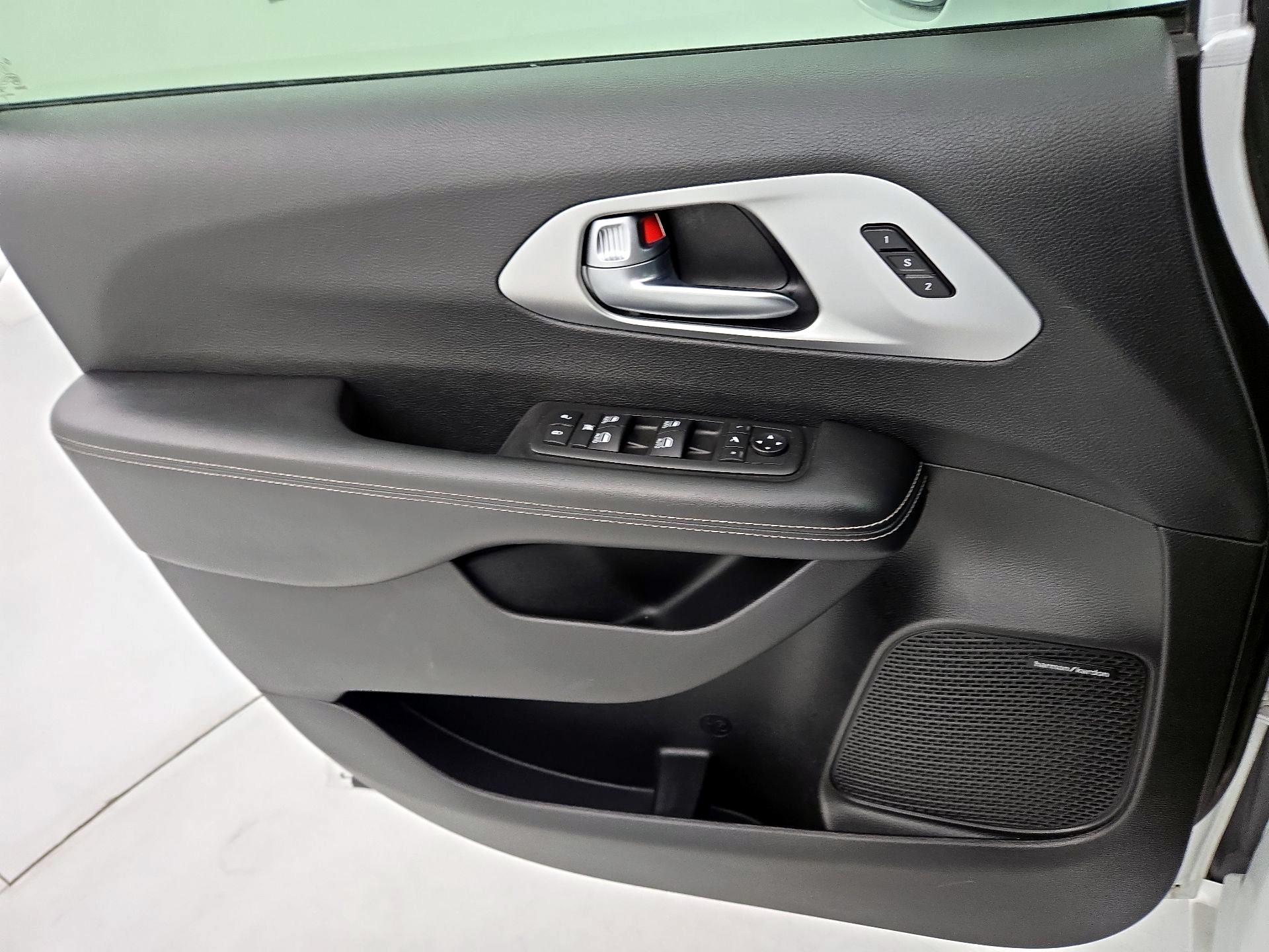 Thumbnail: 2019 Chrysler Pacifica - 12