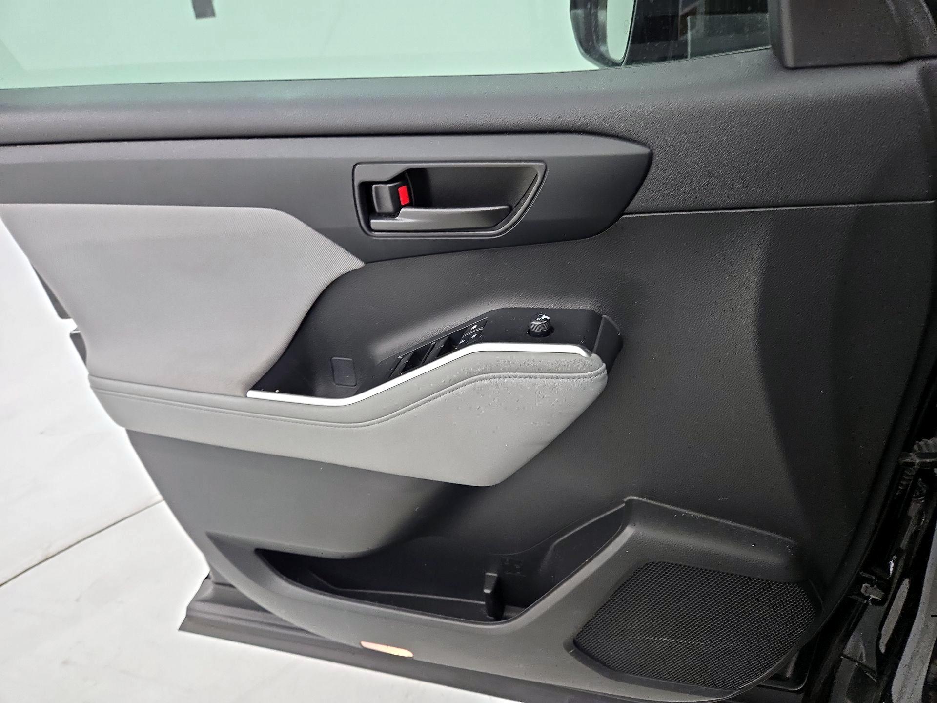 Thumbnail: 2023 Toyota Highlander - 12