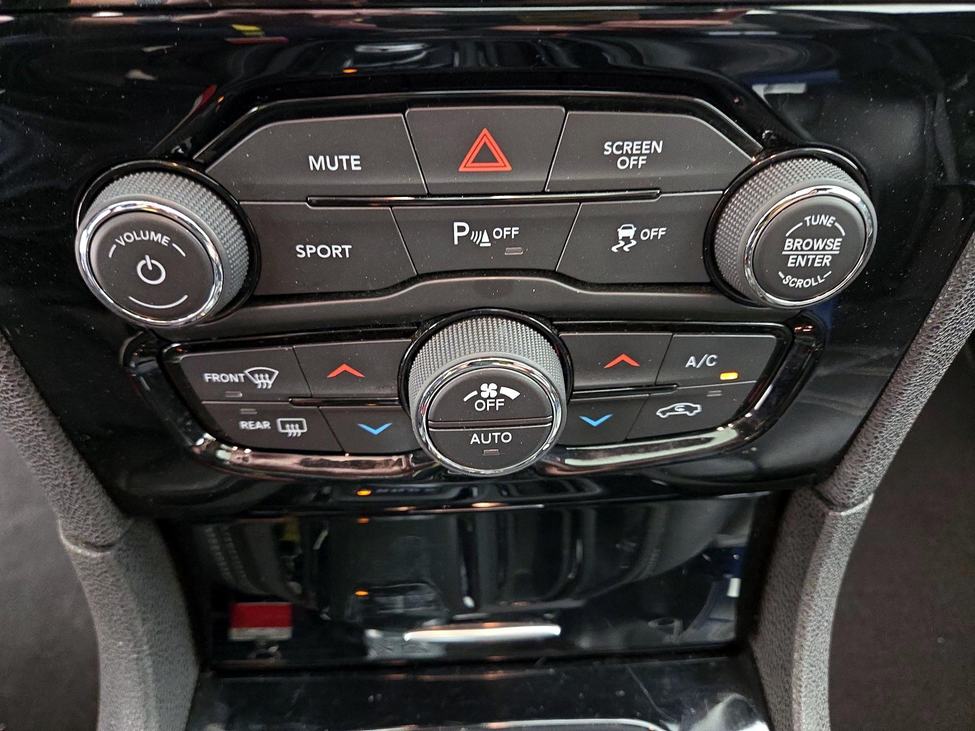 Thumbnail: 2022 Chrysler 300 - 17