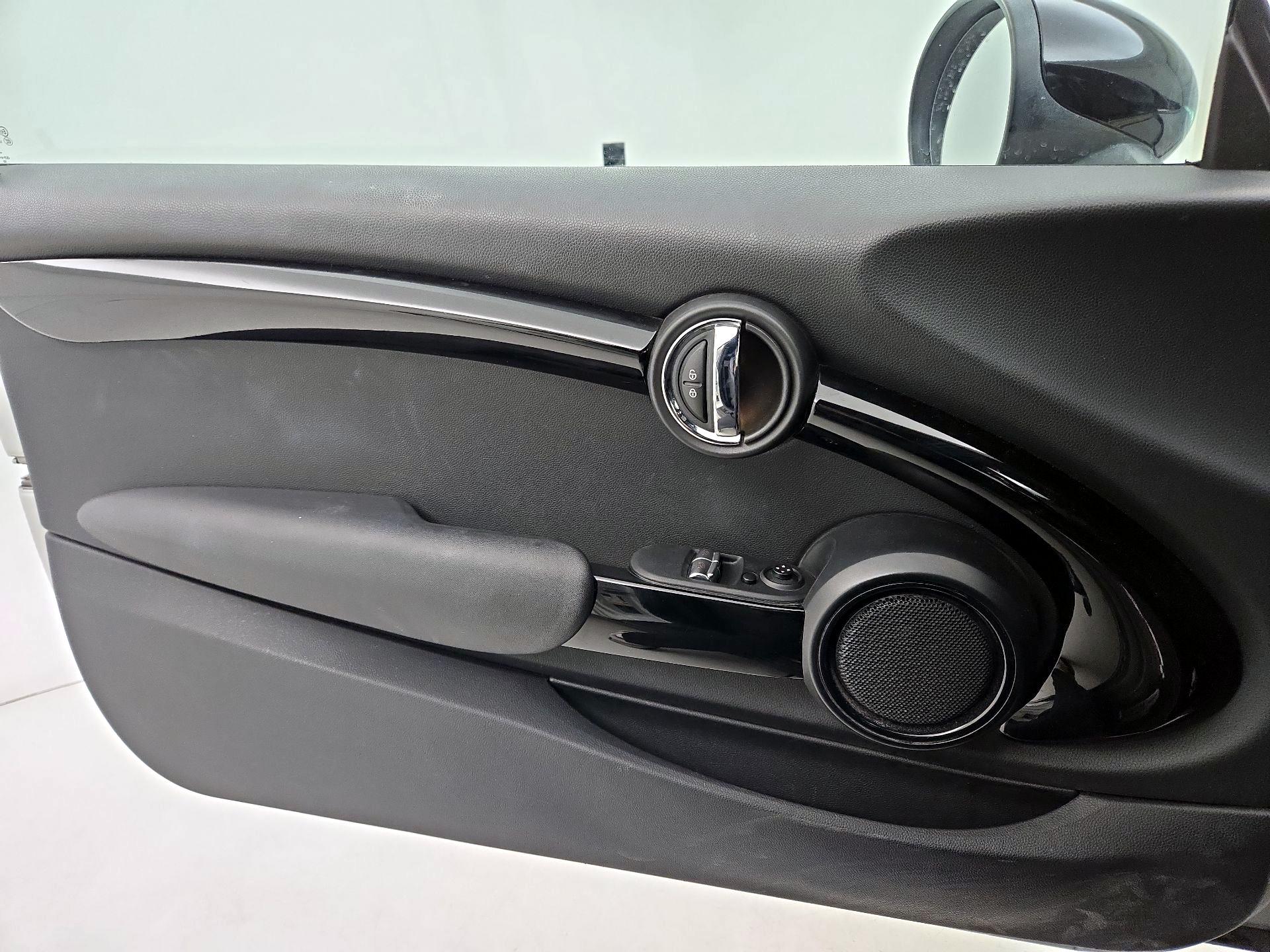 Thumbnail: 2016 MINI Cooper Hardtop - 12