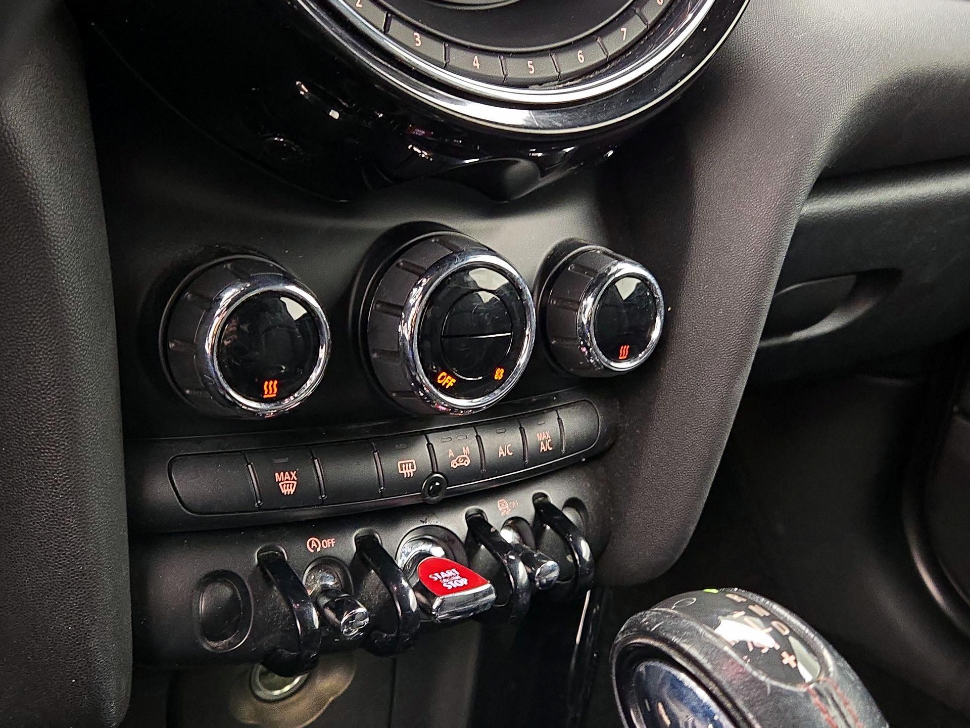 Thumbnail: 2016 MINI Cooper Hardtop - 15