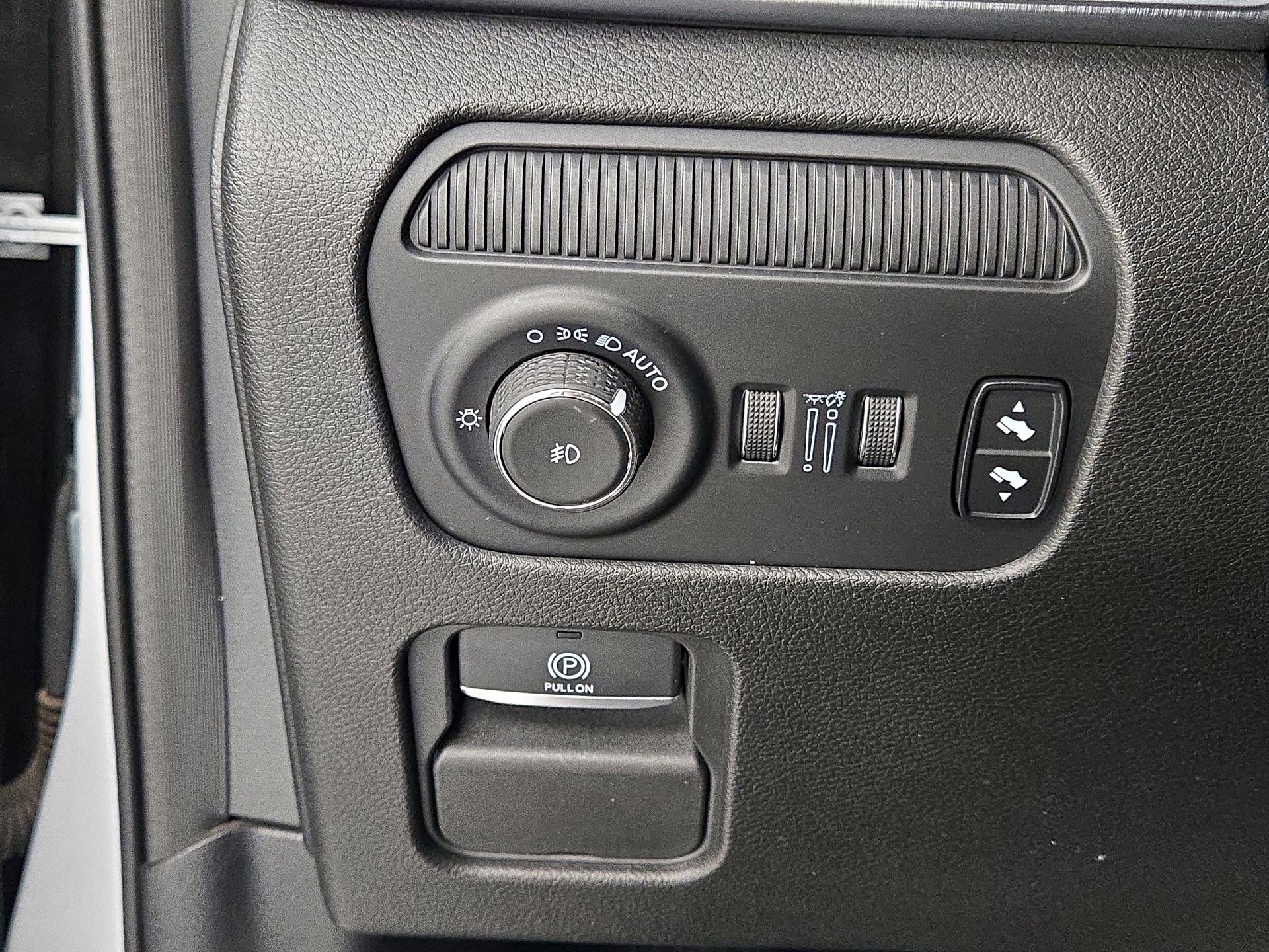 Thumbnail: 2022 Jeep Grand Wagoneer - 13