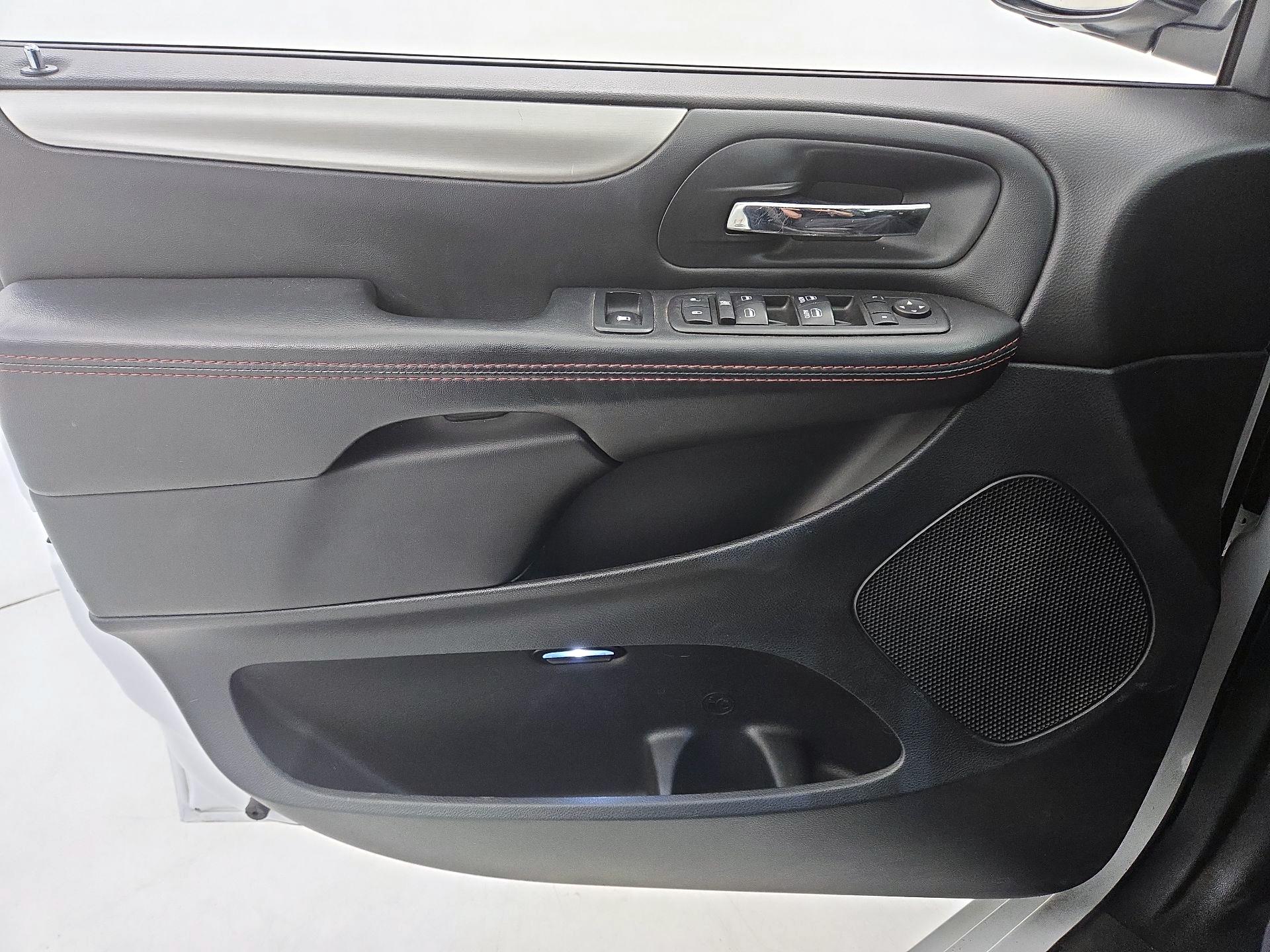 Thumbnail: 2018 Dodge Grand Caravan - 12