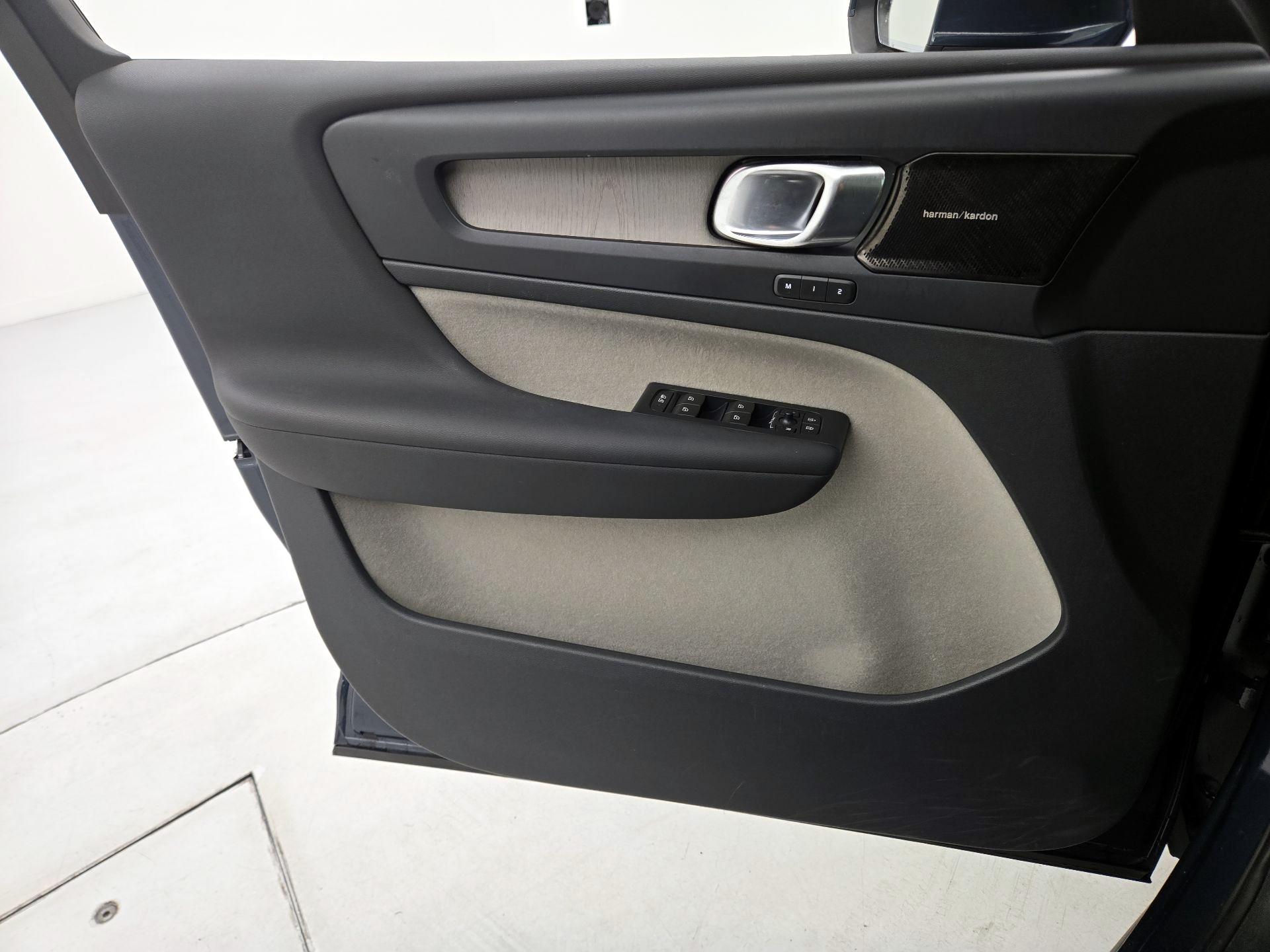 Thumbnail: 2020 Volvo XC40 - 12