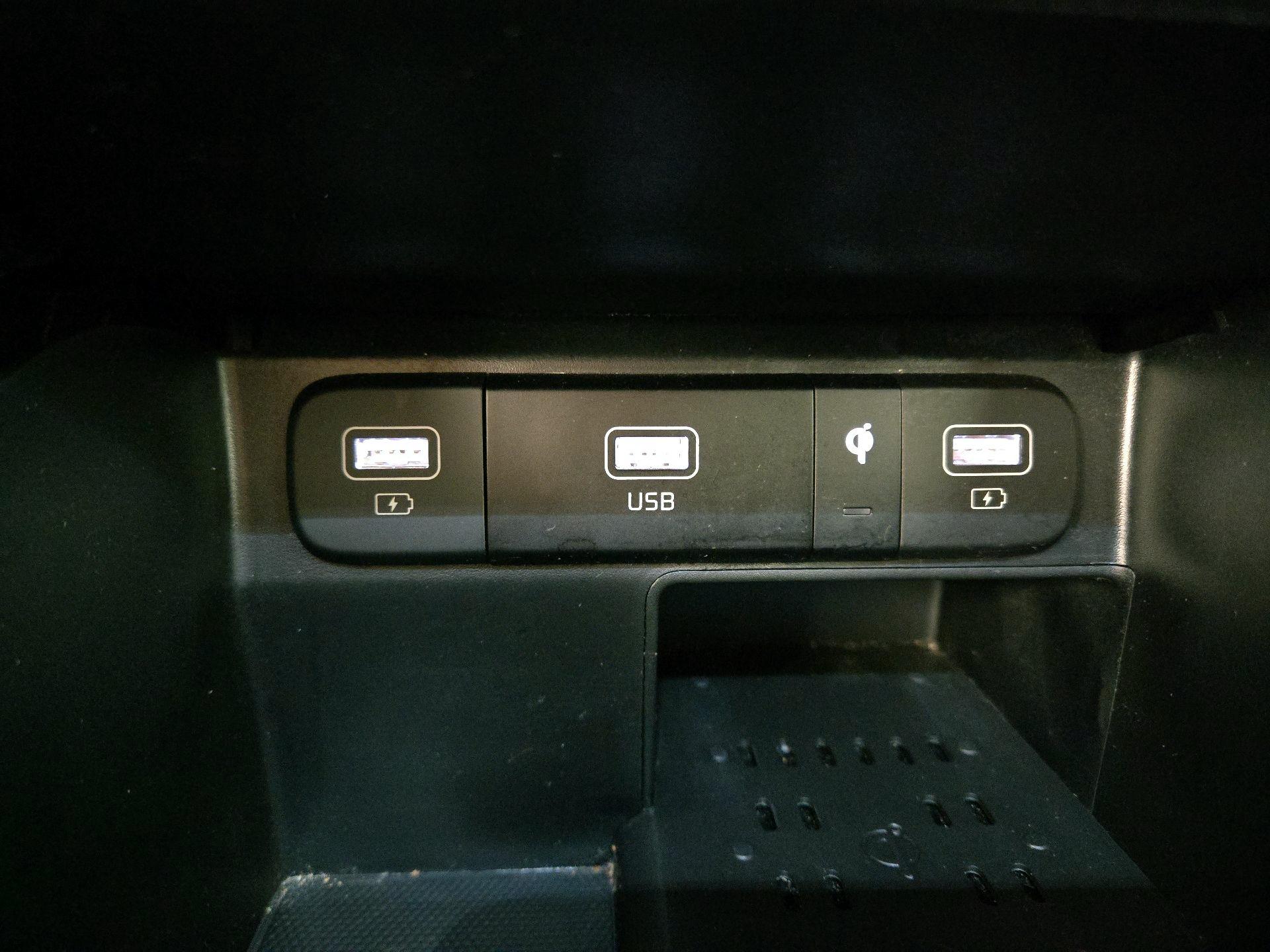 Thumbnail: 2023 Kia Sorento - 18