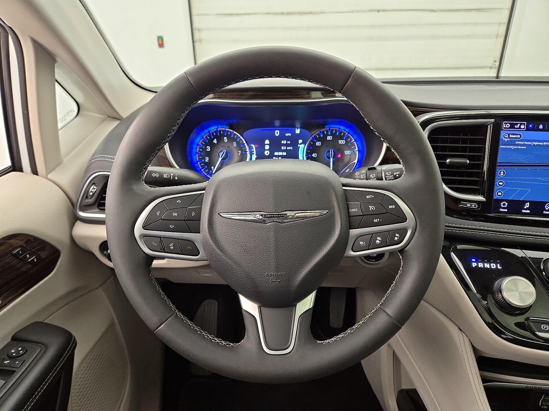 Thumbnail: 2023 Chrysler Pacifica - 10