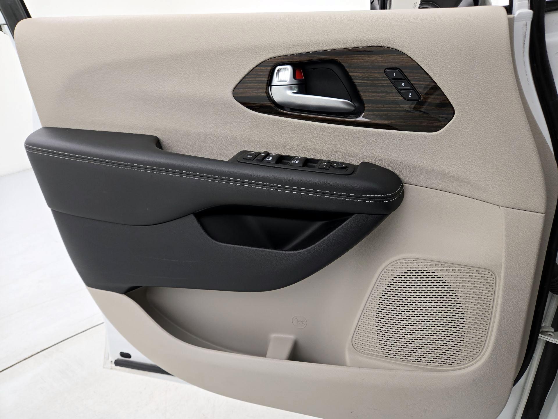 Thumbnail: 2023 Chrysler Pacifica - 12